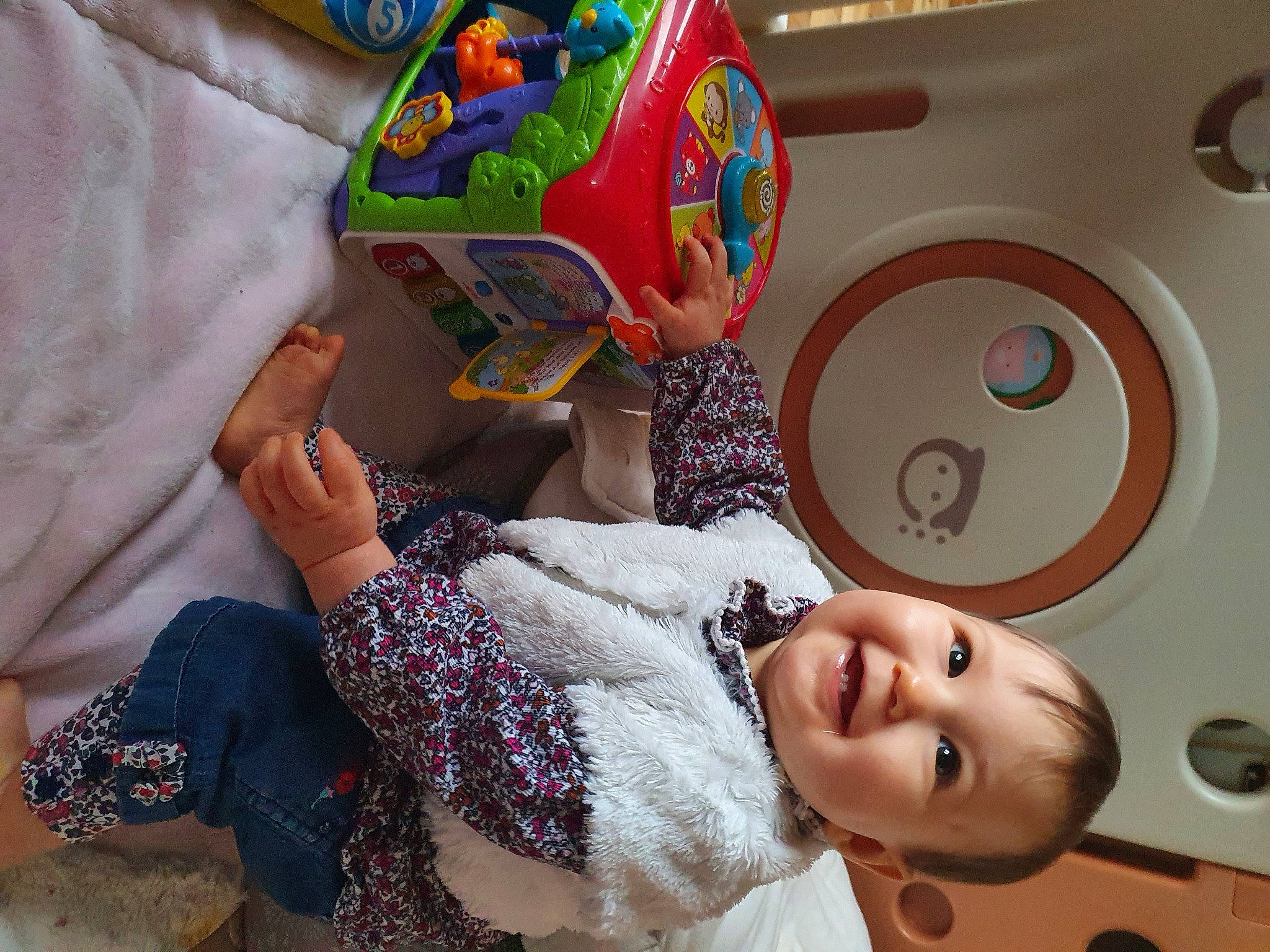 Aurore participe au concours pour gagner de l'argent avec cette photo : baby, baby_toddler_clothing, baby_toys, child, circle, human, joy, person, play, toddler