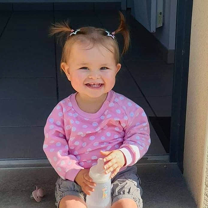 Orane participe au concours pour gagner de l'argent avec cette photo : baby, baby_toddler_clothing, bottle, cheek, child, chin, cool, door, fun, happy, human_body, iris, joy, lip, neck, person, pink, plastic_bottle, skin, sleeve