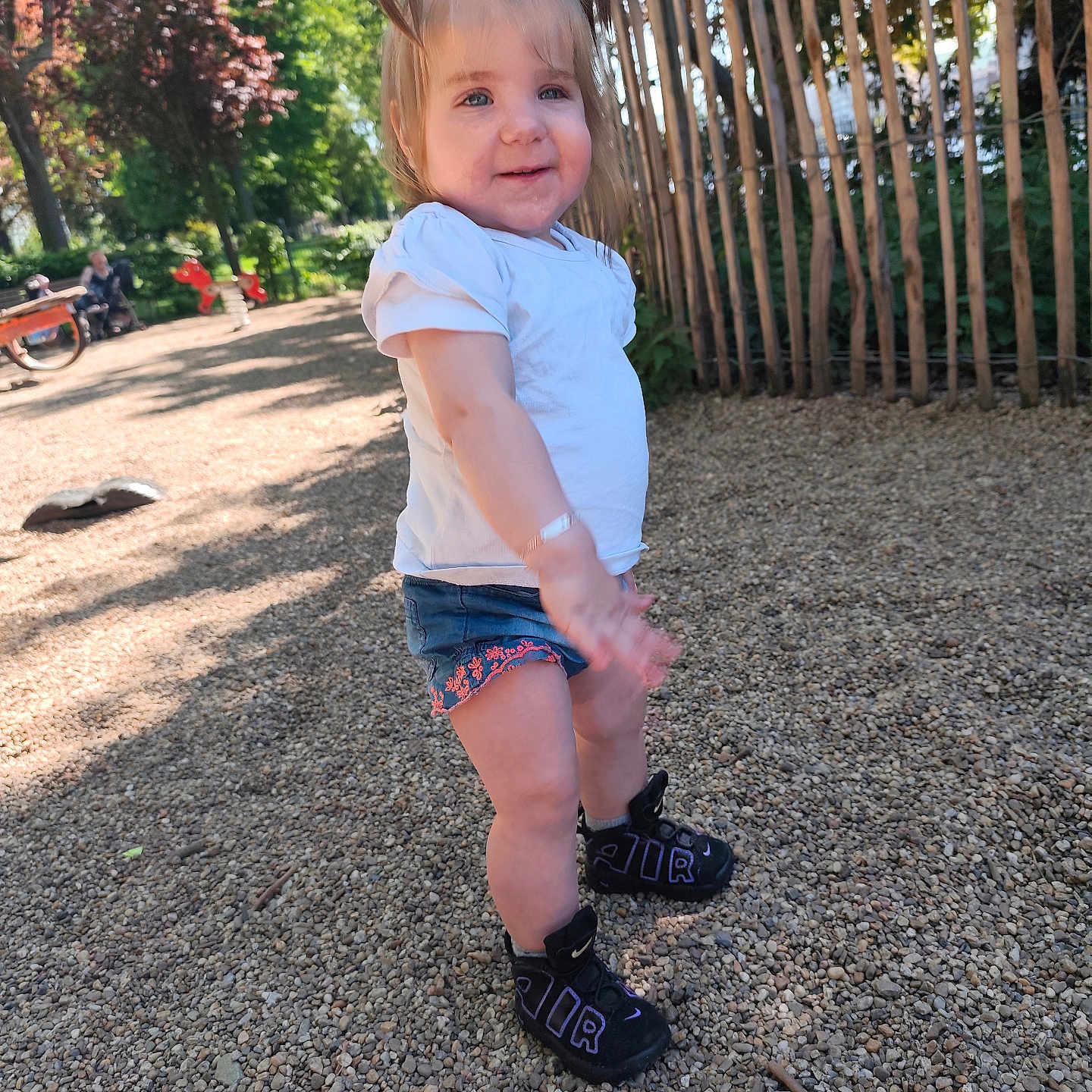 Noellya participe au concours pour gagner de l'argent avec cette photo : child, city, clothing, face, footwear, grass, head, nature, outdoors, park, person, photography, plant, portrait, road, shoe, shorts, soil, street, urban