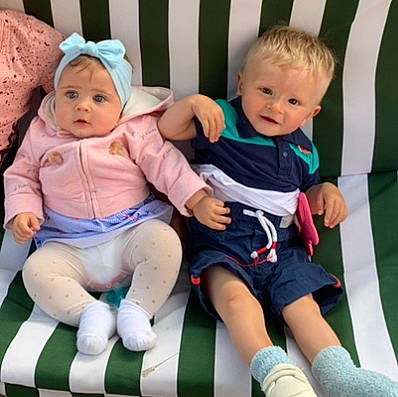 Tiago participe au concours pour gagner de l'argent avec cette photo : baby, baby_products, baby_sleeping, baby_toddler_clothing, chair, cheek, child, comfort, fun, grass, happy, headwear, human_body, lap, leg, person, product, sitting, skin, sleeve