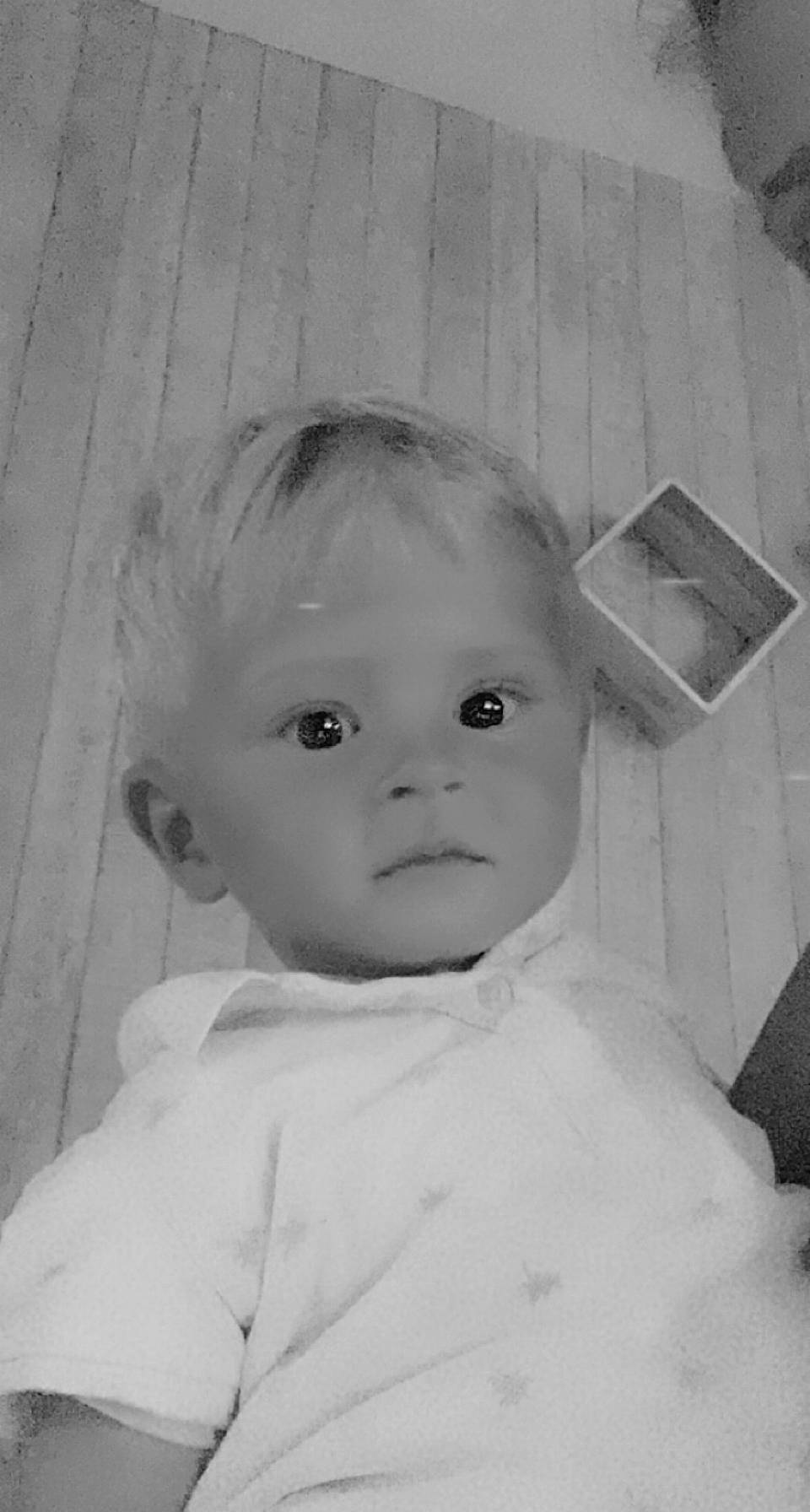 Tiago participe au concours pour gagner de l'argent avec cette photo : baby, black_and_white, cheek, eye, eyebrow, eyelash, face, flash_photography, hairstyle, happy, iris, lip, monochrome, monochrome_photography, nose, person, skin, sleeve, smile, style