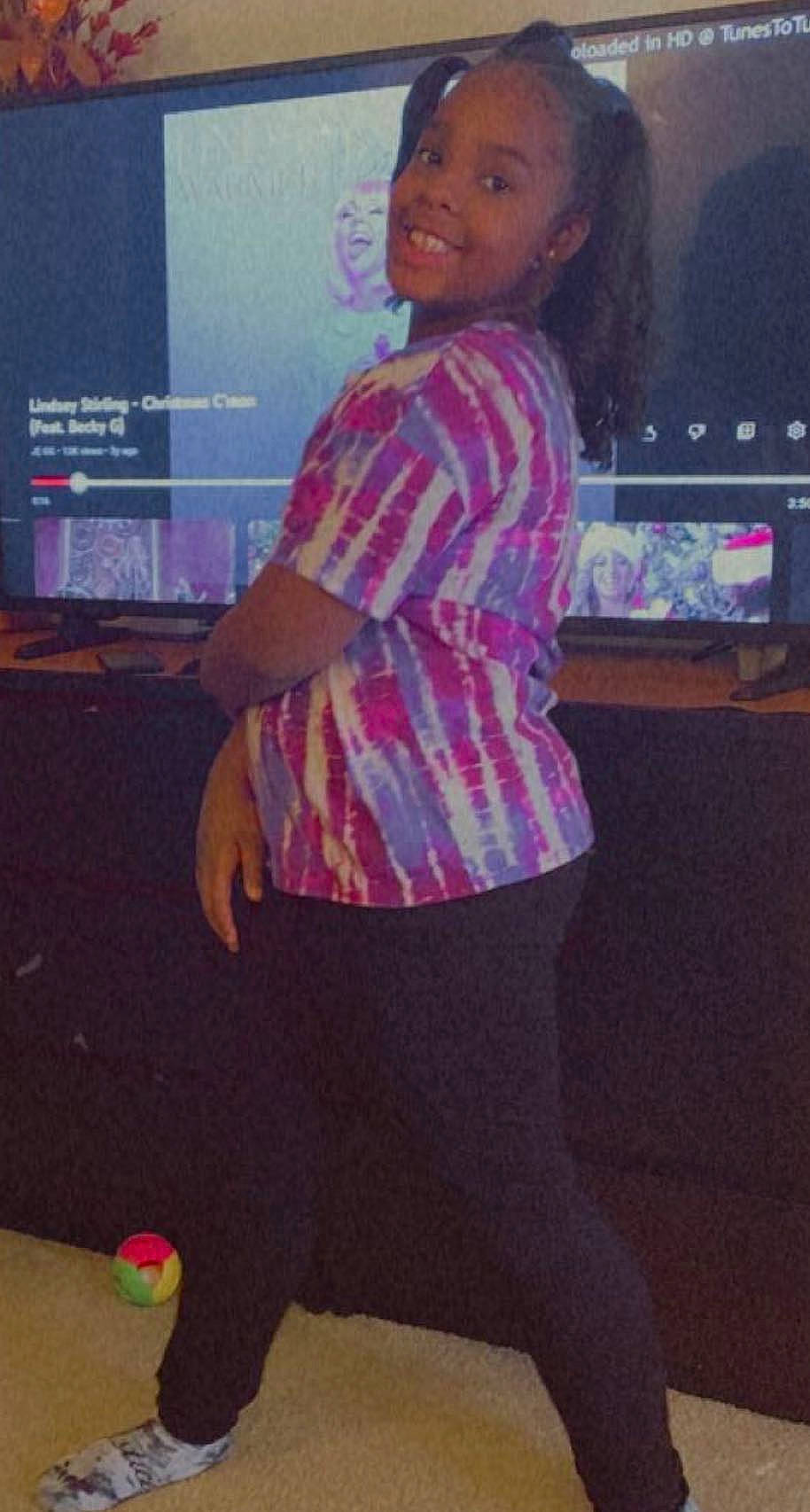 Aamani is registered to the contest to win money with this photo: abdomen, cool, entertainment, event, fashion_design, flooring, fun, human_leg, joy, knee, long_hair, magenta, performing_arts, person, pink, purple, smile, sportswear, standing, thigh