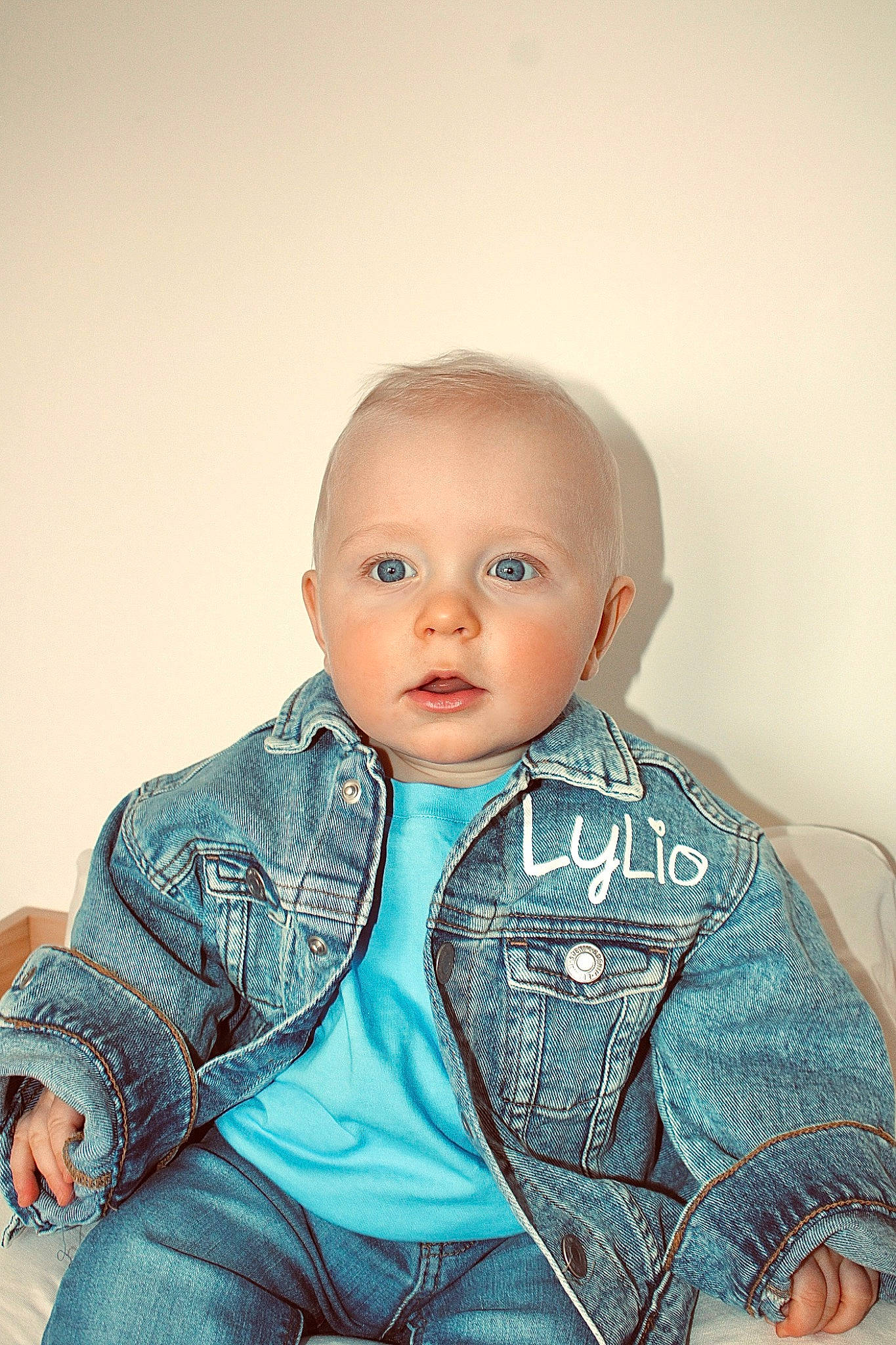 Lylio a rejoint le concours — aidez-le/la à gagner de superbes lots ! baby, baby_toddler_clothing, cheek, child, collar, comfort, denim, dress_shirt, electric_blue, fashion_design, flash_photography, iris, jacket, neck, nose, person, skin, sleeve, t_shirt, tie
