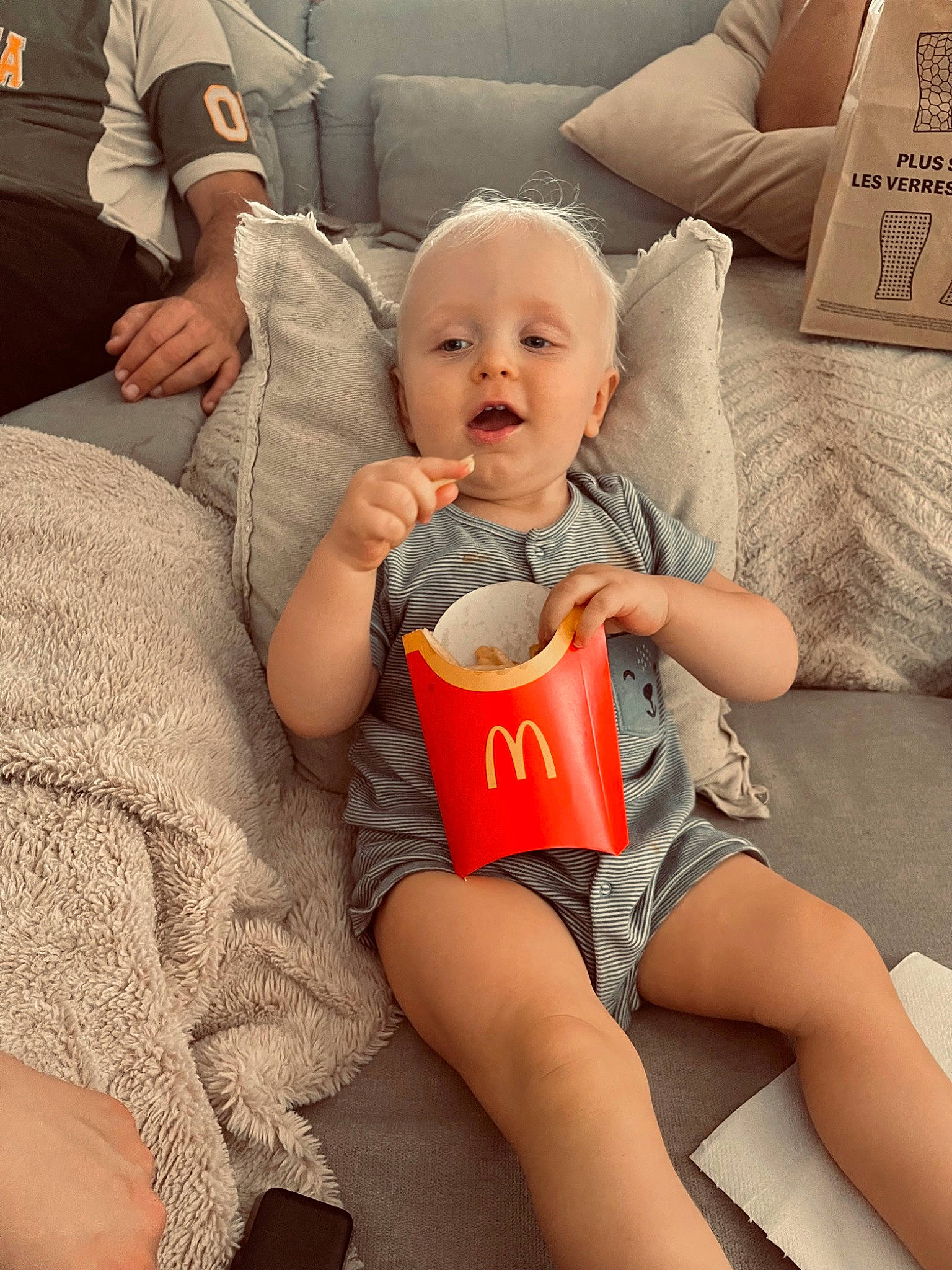 Lylio a rejoint le concours — aidez-le/la à gagner de superbes lots ! baby, baby_toddler_clothing, comfort, facial_expression, finger, hand, happy, human, joint, lap, leg, mammal, mouth, muscle, person, shoulder, skin, sleeve, surprise, t_shirt