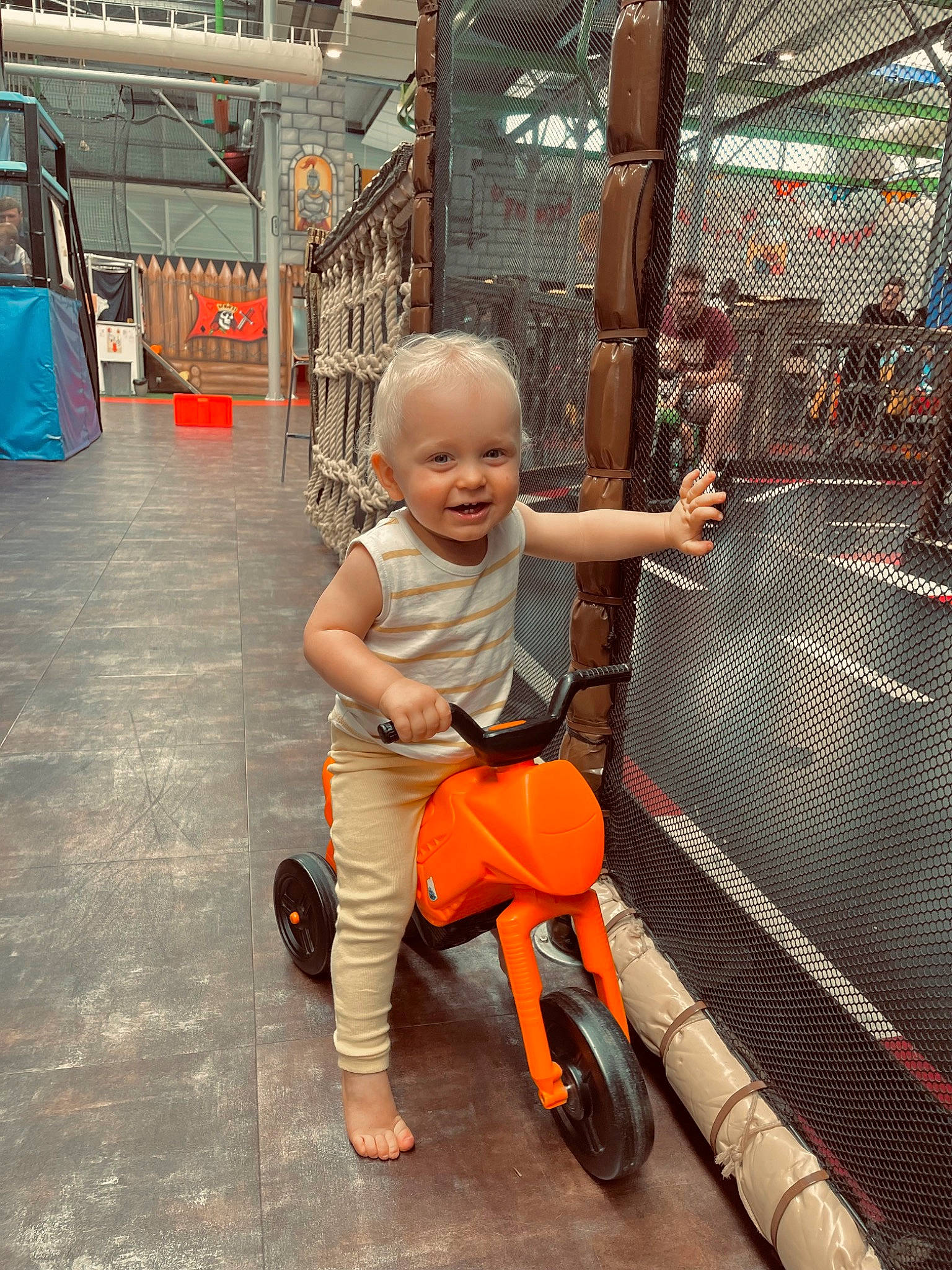 Lylio participe au concours pour gagner de l'argent avec cette photo : automotive_tire, bicycle_tire, child, city, fun, happy, human_leg, human_settlement, joy, leisure, motor_vehicle, person, public_space, recreation, rolling, shorts, smile, tire, toddler, travel