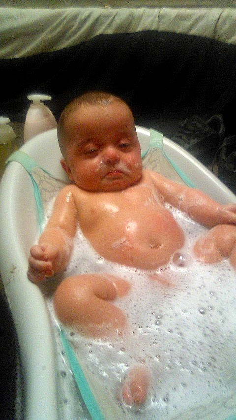 Amontay is registered to the contest to win money with this photo: baby, baby_bathing, bathing, bathtub, birth, chest, child, fun, muscle, person, skin, smile, toddler, washing, water