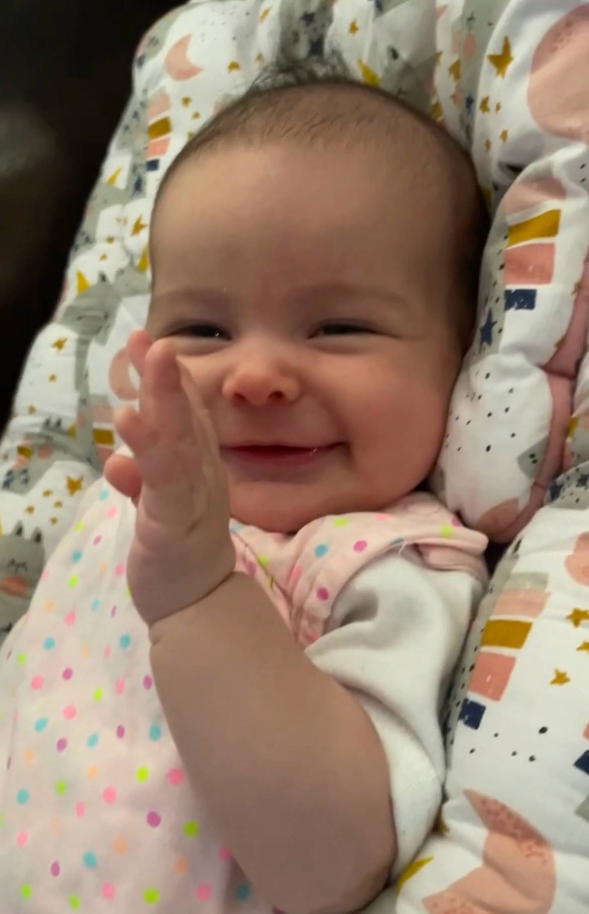 Mariana a rejoint le concours — aidez-le/la à gagner de superbes lots ! baby, baby_toddler_clothing, cheek, chin, comfort, eye, face, facial_expression, finger, head, human, human_body, lip, mouth, nose, person, product, skin, sleeve, smile