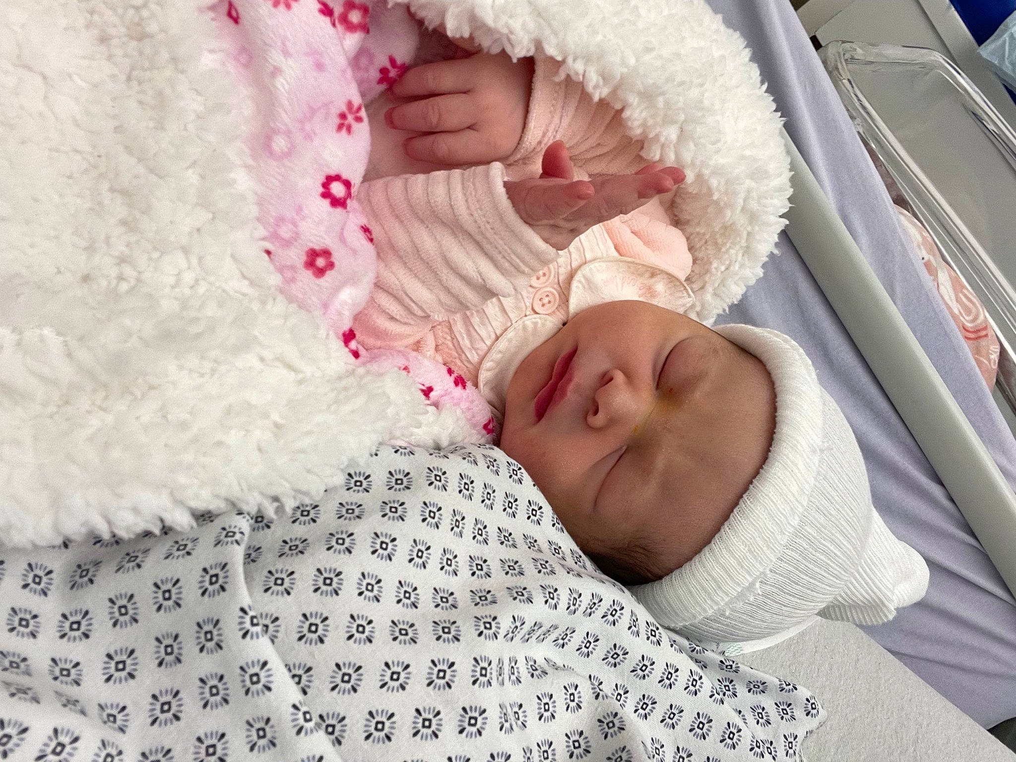 Mariana participe au concours pour gagner de l'argent avec cette photo : baby, baby_products, baby_safety, baby_sleeping, baby_toddler_clothing, bedding, bedtime, child, comfort, eyelash, fur, happy, headwear, infant_bed, linens, nose, person, skin, sleeve, smile