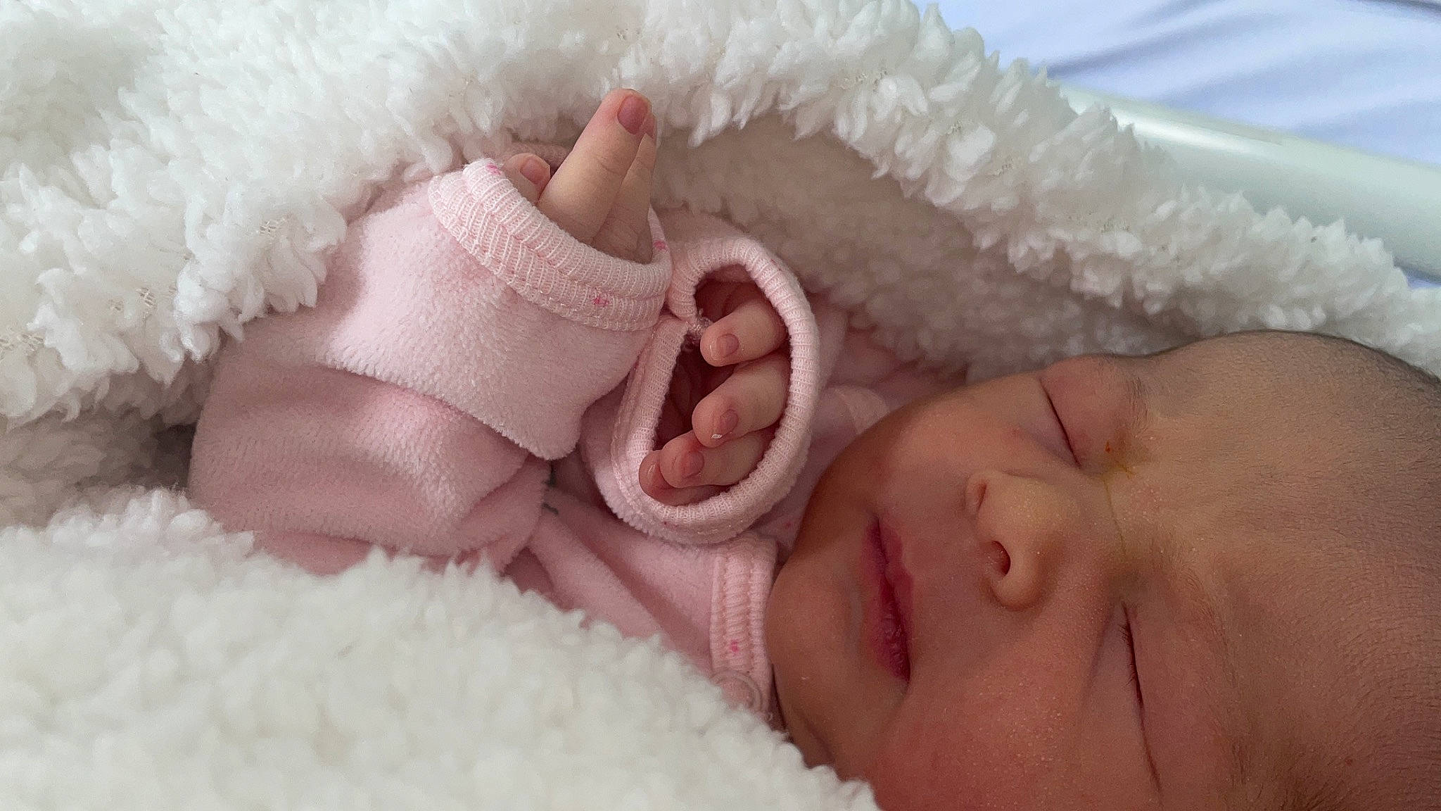 Mariana participe au concours pour gagner de l'argent avec cette photo : baby, baby_sleeping, baby_toddler_clothing, bedtime, child, close_up, comfort, fashion_accessory, finger, fur, hand, linens, nail, nose, peach, person, pink, skin, sleep, toddler