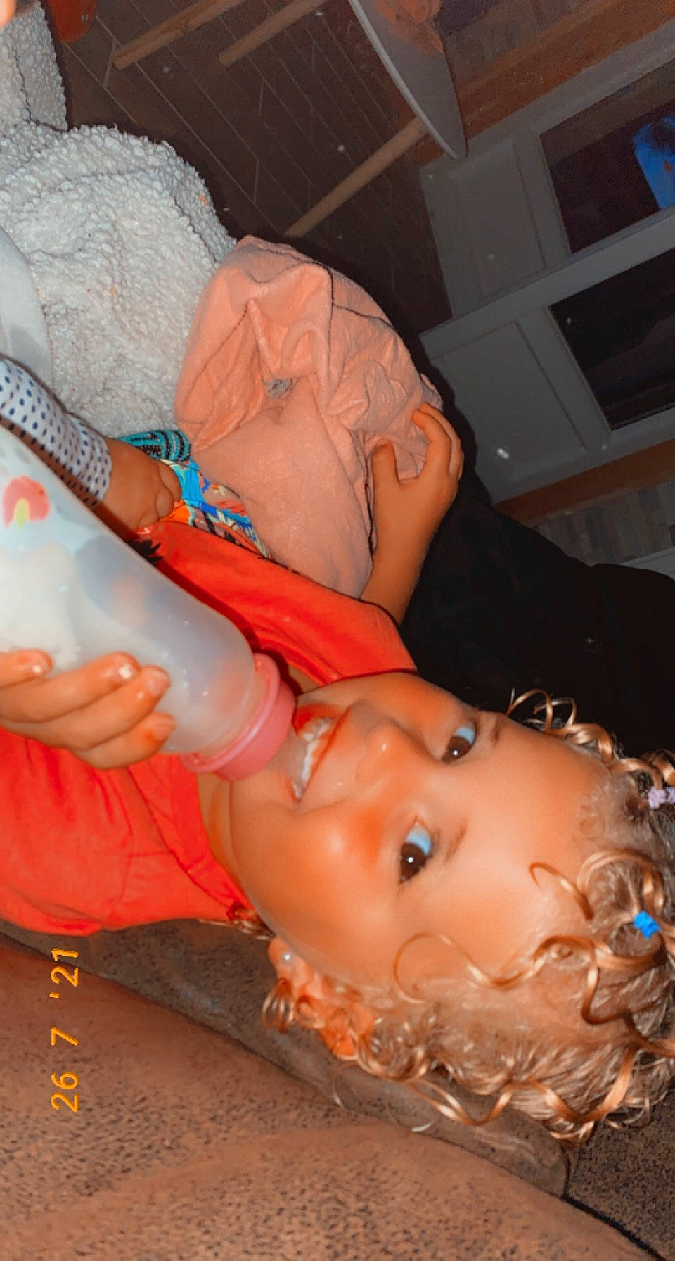 Cécilia a rejoint le concours — aidez-le/la à gagner de superbes lots ! abdomen, chest, child, elbow, event, eyelash, flesh, fun, human_body, human_leg, jewellery, mouth, nail, orange, person, skin, thigh, throat, toddler, trunk