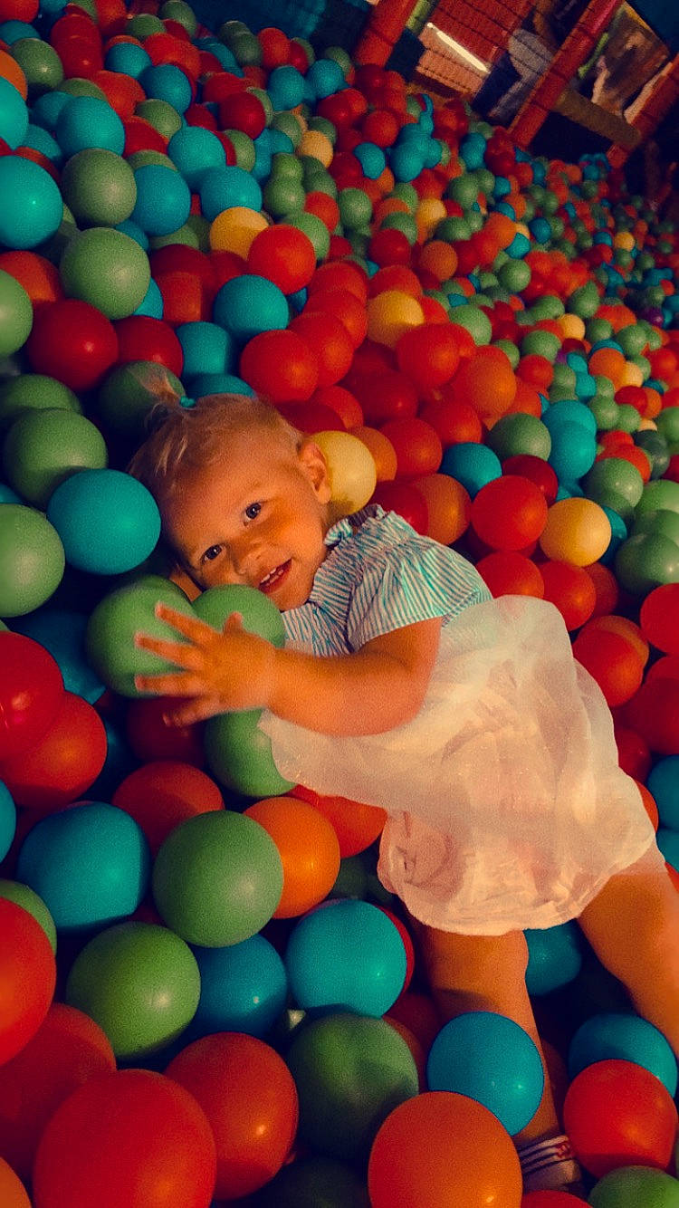 Candice participe au concours pour gagner de l'argent avec cette photo : adaptation, baby, baby_playing_with_toys, ball_pit, blue, child, fun, green, happy, leisure, organ, people, people_in_nature, person, photograph, product, smile, textile, toddler, toy