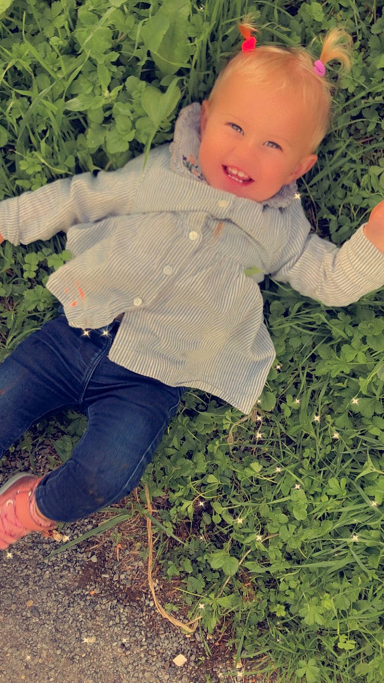 Candice a rejoint le concours — aidez-le/la à gagner de superbes lots ! baby, baby_toddler_clothing, child, eye, face, grass, grass_family, green, happy, head, leaf, leg, pattern, people_in_nature, person, photograph, plant, skin, sleeve, smile