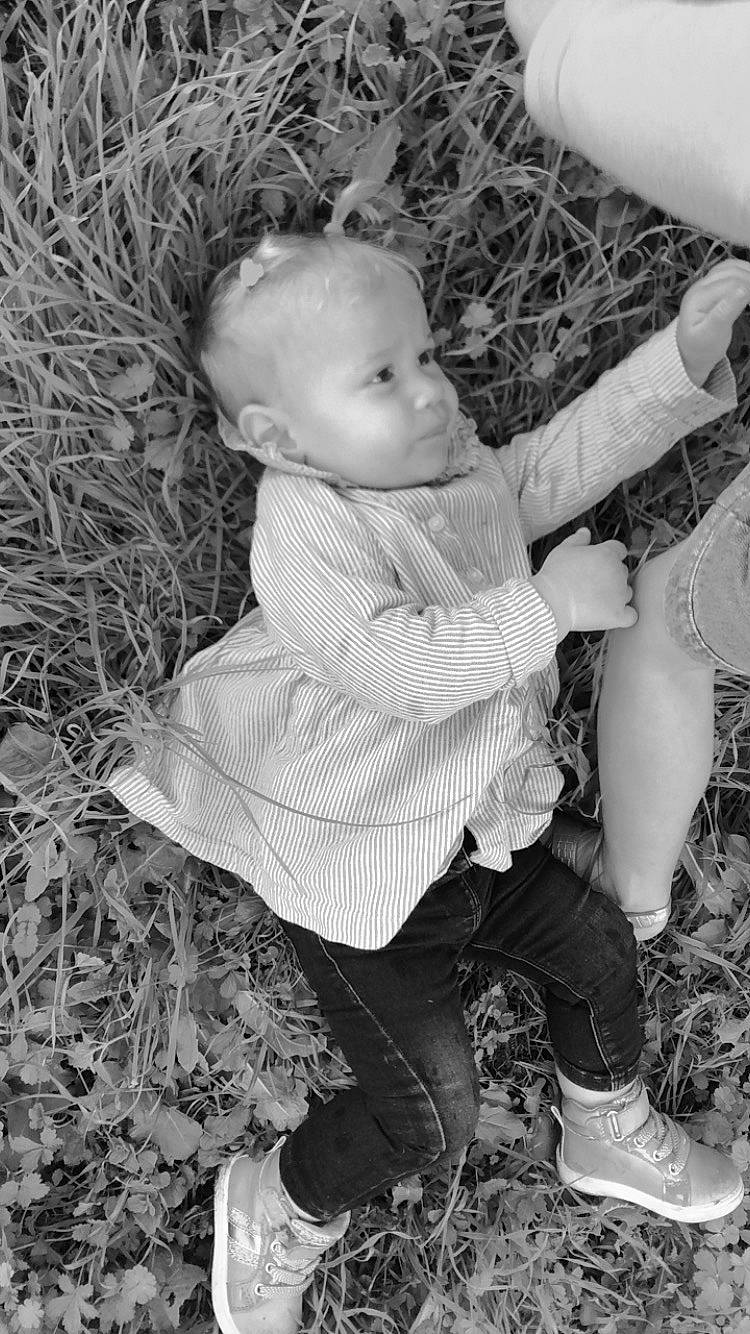 Candice a rejoint le concours — aidez-le/la à gagner de superbes lots ! baby, baby_toddler_clothing, black_and_white, child, eye, face, fun, grass, hand, happy, head, leg, monochrome, monochrome_photography, people_in_nature, person, sitting, standing, style, toddler