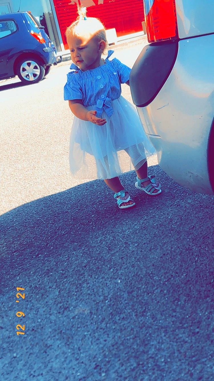 Candice a rejoint le concours — aidez-le/la à gagner de superbes lots ! asphalt, automotive_design, automotive_exterior, automotive_lighting, automotive_tire, azure, blue, bumper, car, fender, flooring, hood, mode_of_transport, motor_vehicle, person, standing, tire, trunk, vehicle, vehicle_door