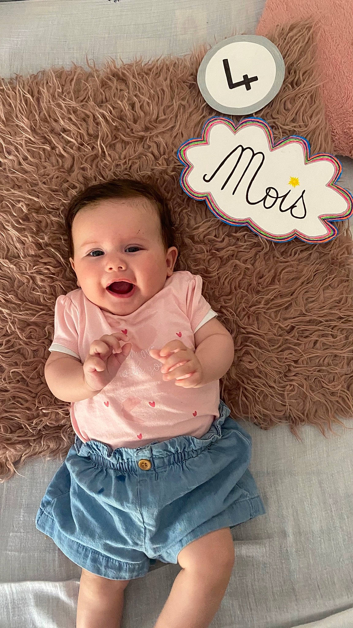 Juna a rejoint le concours — aidez-le/la à gagner de superbes lots ! baby, baby_toddler_clothing, beauty, cheek, child, face, facial_expression, finger, font, hairstyle, happy, mammal, pattern, person, pink, skin, sleeve, smile, toddler, white