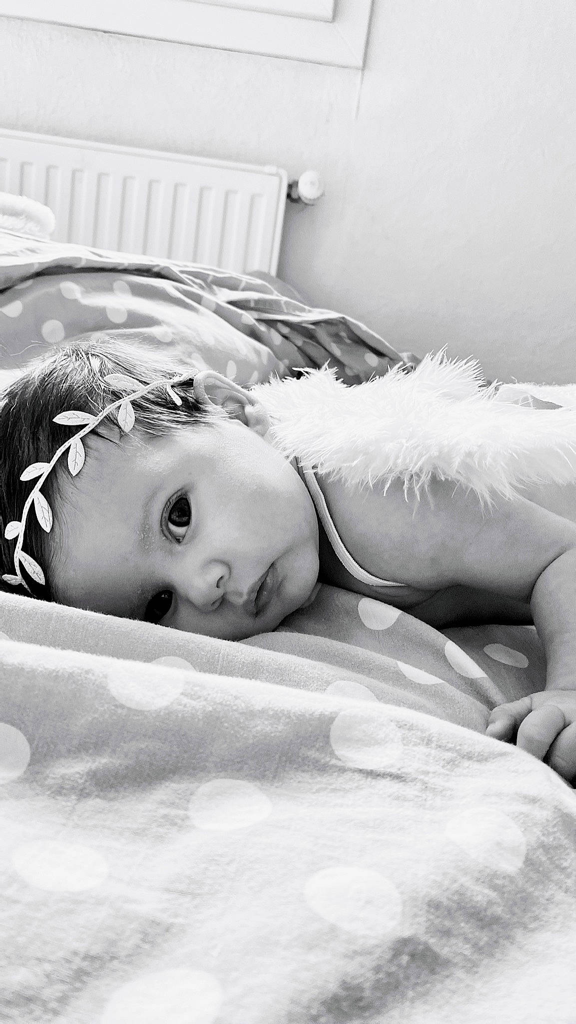 Juna participe au concours pour gagner de l'argent avec cette photo : baby, bedding, black_and_white, child, comfort, eye, face, flash_photography, gesture, happy, head, human, linens, monochrome, monochrome_photography, people, person, sitting, style, textile