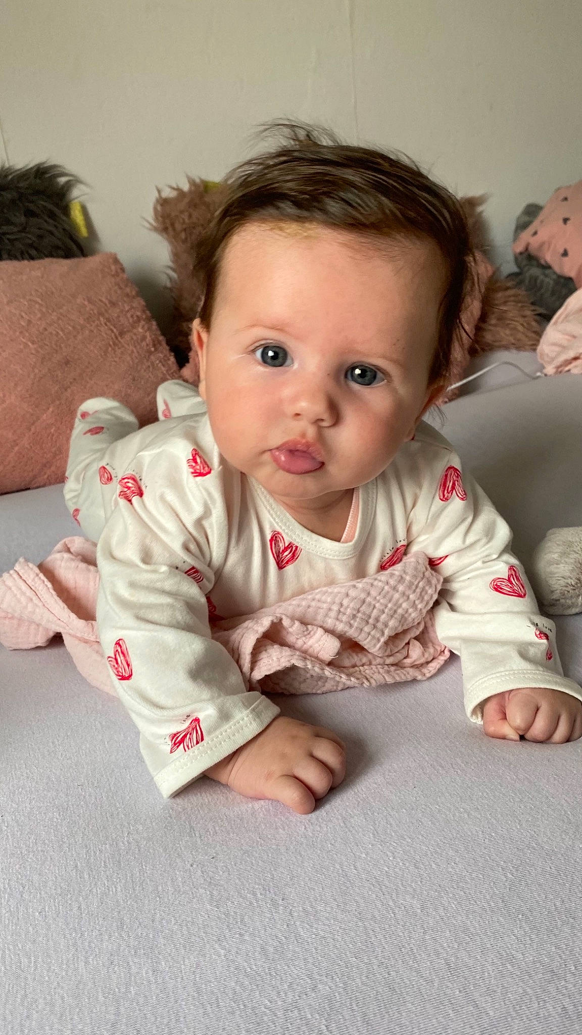 Juna participe au concours pour gagner de l'argent avec cette photo : baby, baby_toddler_clothing, carmine, cheek, child, comfort, floor, flooring, fun, hair, happy, iris, lip, nose, person, room, sitting, skin, sleeve, toddler