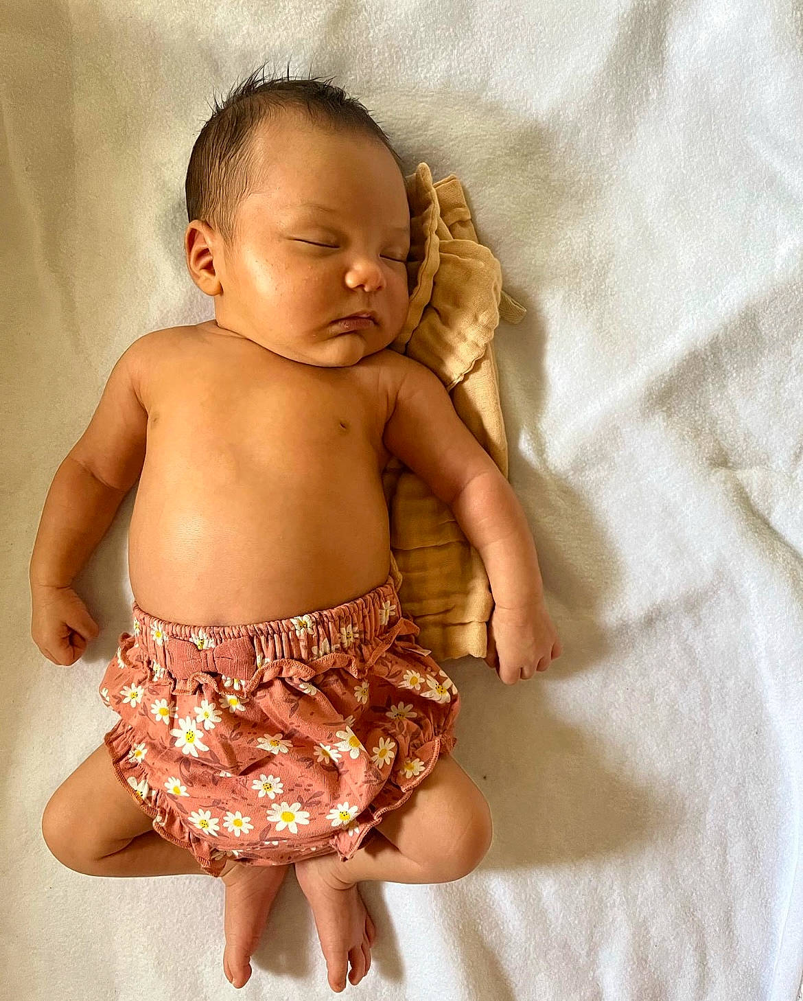 Naomi participe au concours pour gagner de l'argent avec cette photo : abdomen, arm, art, baby, baby_toddler_clothing, barefoot, cheek, chest, child, gesture, happy, human_body, human_leg, nail, person, stomach, thigh, thumb, toddler, trunk