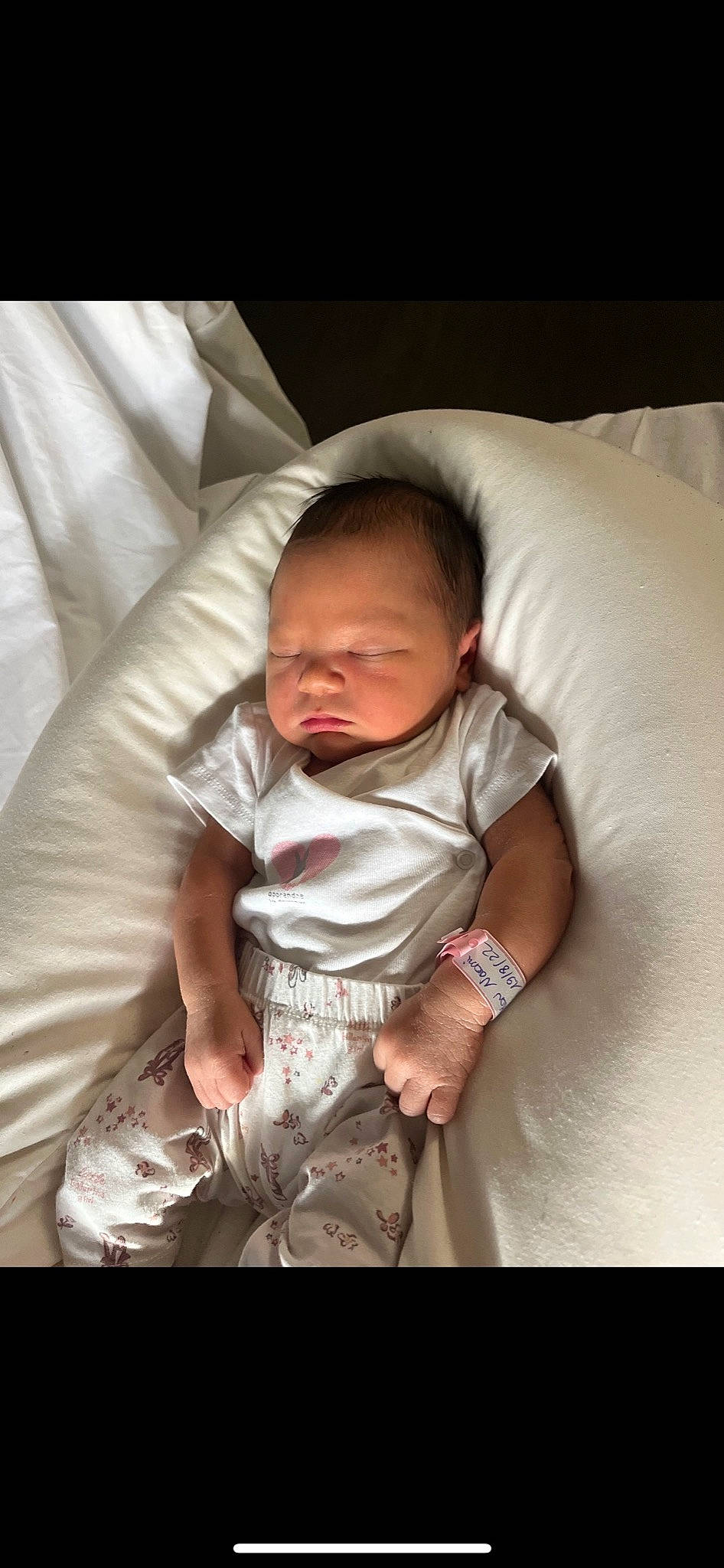 Naomi a rejoint le concours — aidez-le/la à gagner de superbes lots ! abdomen, baby, baby_products, baby_toddler_clothing, bed, bedding, bedtime, cheek, child, comfort, darkness, flash_photography, flesh, fun, happy, linens, person, room, sitting, sleeve