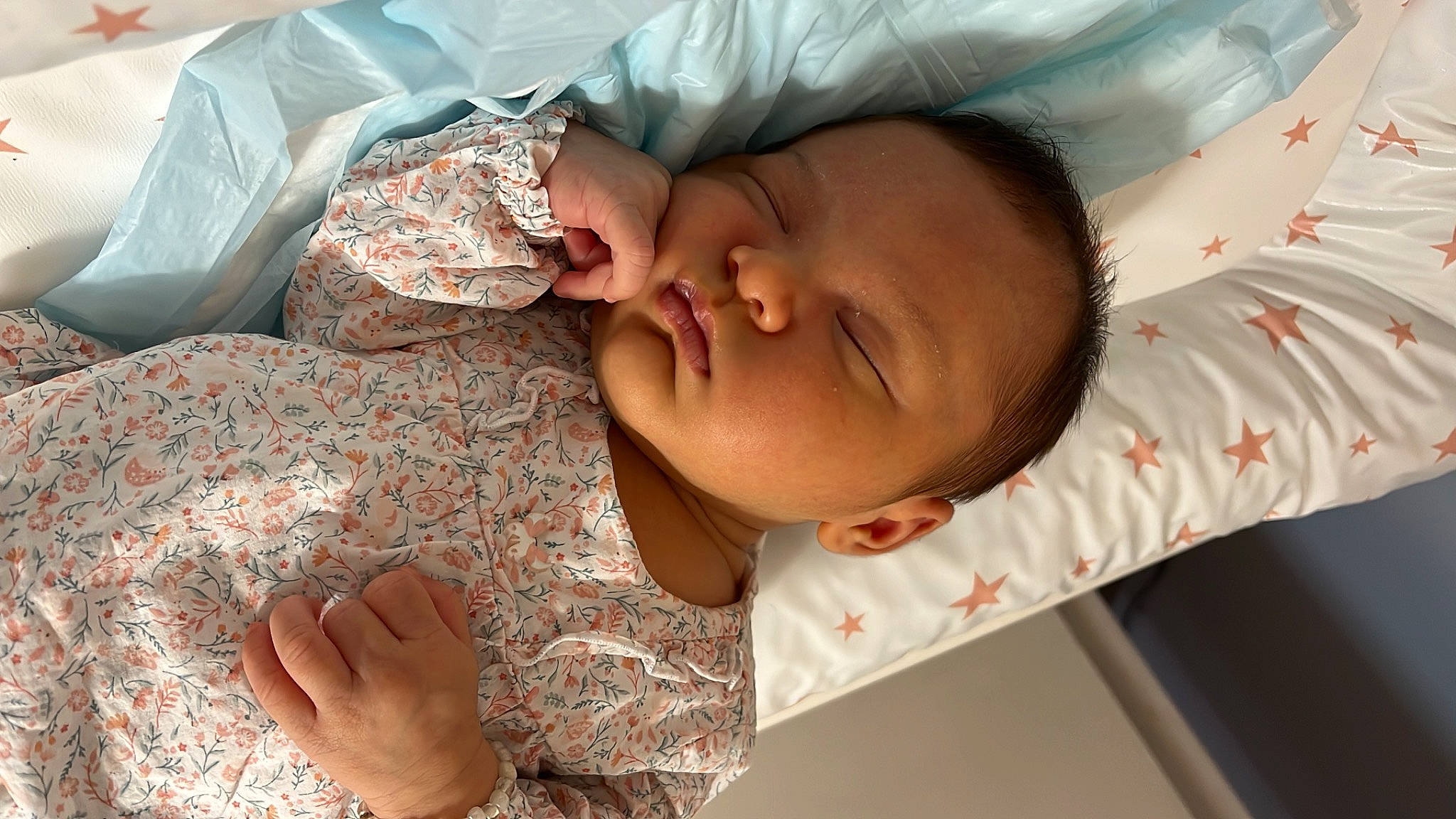 Naomi participe au concours pour gagner de l'argent avec cette photo : baby, baby_toddler_clothing, cheek, child, comfort, event, eye, eyelash, finger, hand, happy, hat, nail, nose, pattern, person, room, skin, sleeve, smile