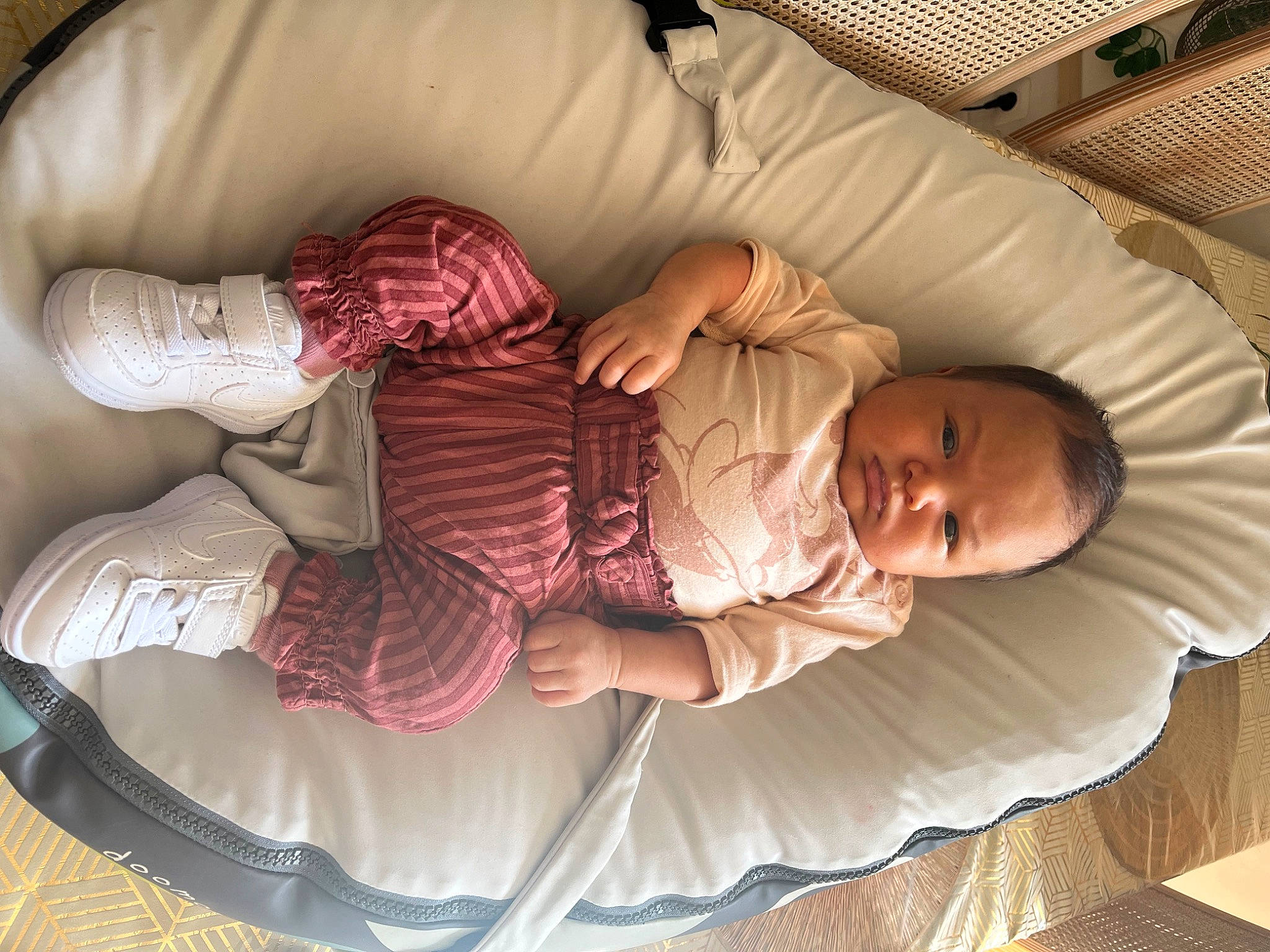 Naomi a rejoint le concours — aidez-le/la à gagner de superbes lots ! arm, baby, baby_products, baby_toddler_clothing, child, comfort, finger, hand, human_body, infant_bed, lap, leg, linens, people, person, product, room, sitting, skin, textile