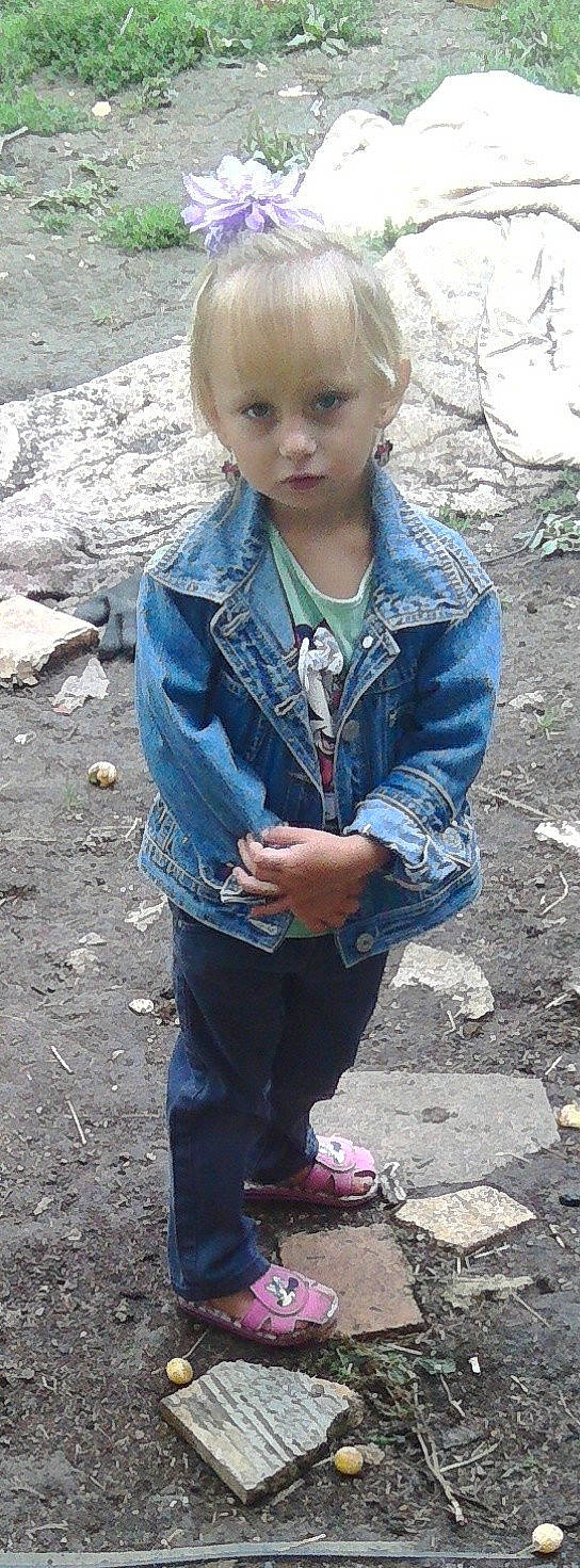 Julianna a rejoint le concours — aidez-le/la à gagner de superbes lots ! child, fun, girl, grass, person, plant, play, recreation, toddler, tree, vacation