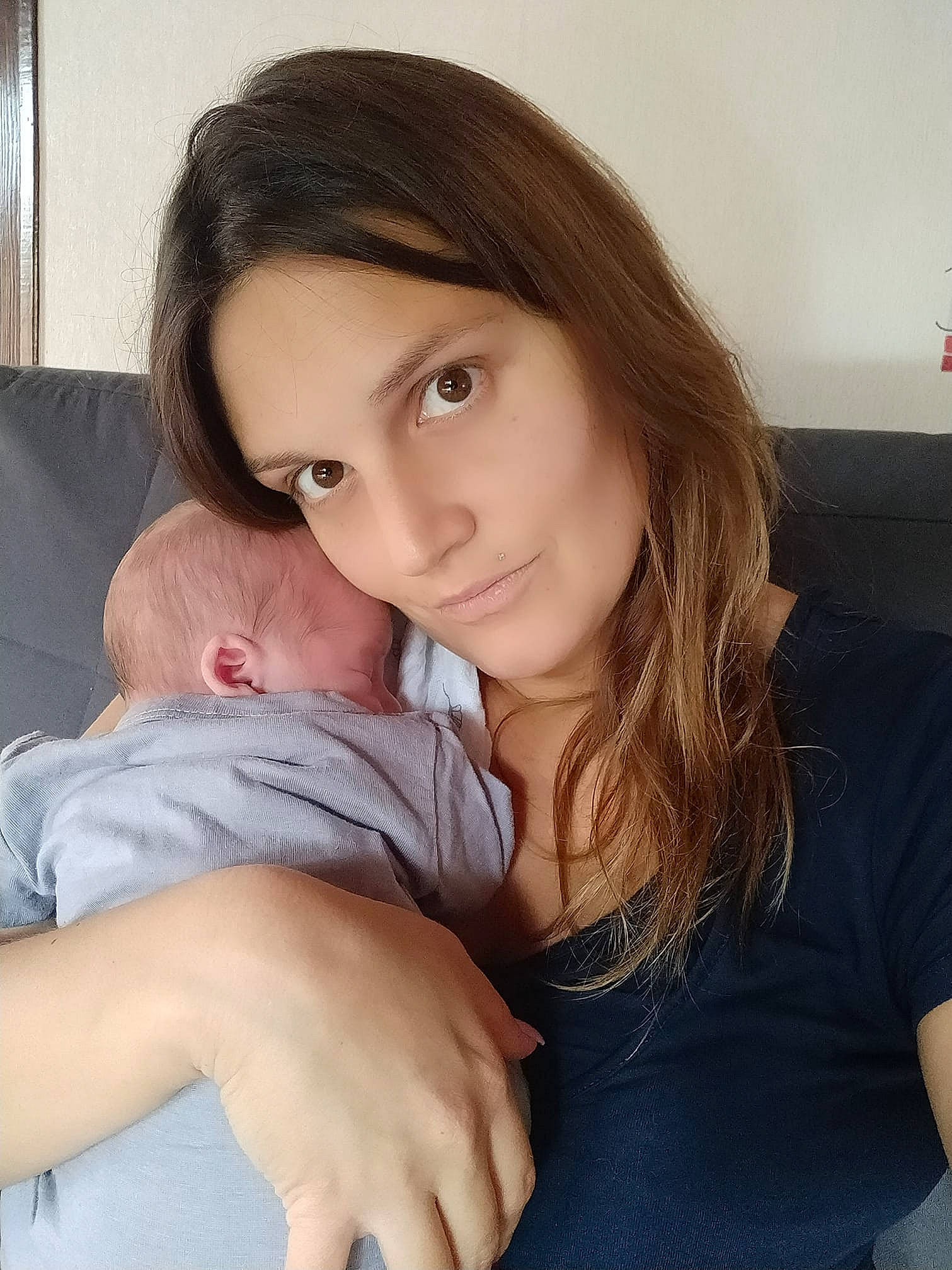 Tanaël participe au concours pour gagner de l'argent avec cette photo : baby, black_hair, cheek, comfort, couch, curtain, finger, iris, living_room, love, nail, person, skin, stomach