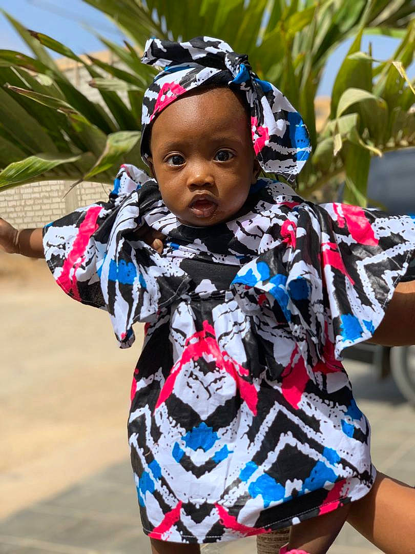 Léna-aïcha a rejoint le concours — aidez-le/la à gagner de superbes lots ! baby, baby_toddler_clothing, black_hair, child, cool, electric_blue, event, fashion_accessory, fun, grass, happy, jewellery, leisure, pattern, person, plant, recreation, sleeve, street_fashion, toddler
