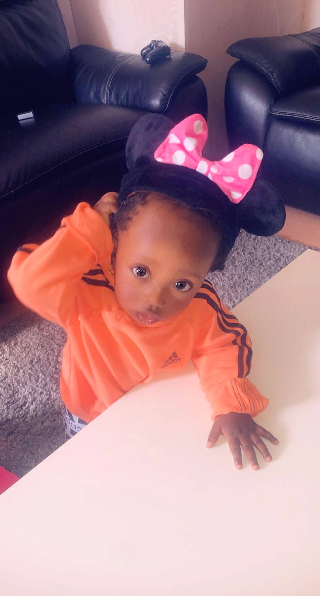 Léna-aïcha a rejoint le concours — aidez-le/la à gagner de superbes lots ! baby, baby_toddler_clothing, cap, comfort, costume_hat, eyebrow, flooring, fun, happy, hat, headgear, human_body, lip, mouth, nose, person, pink, red, sleeve, textile