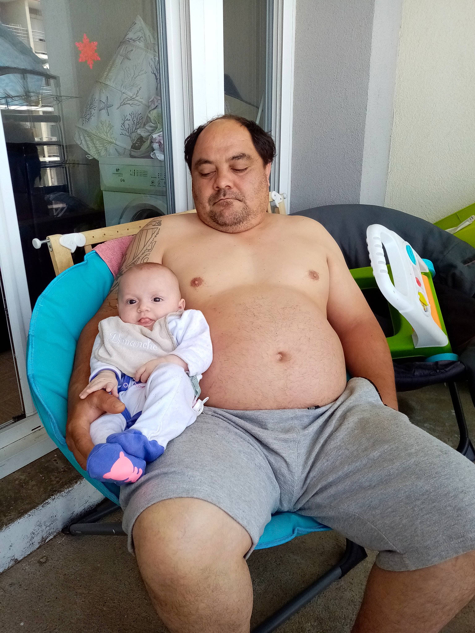 Mai Ly participe au concours pour gagner de l'argent avec cette photo : abdomen, baby, beard, chair, chest, comfort, joint, knee, lap, leg, muscle, navel, person, shorts, shoulder, skin, stomach, summer, thigh, trunk