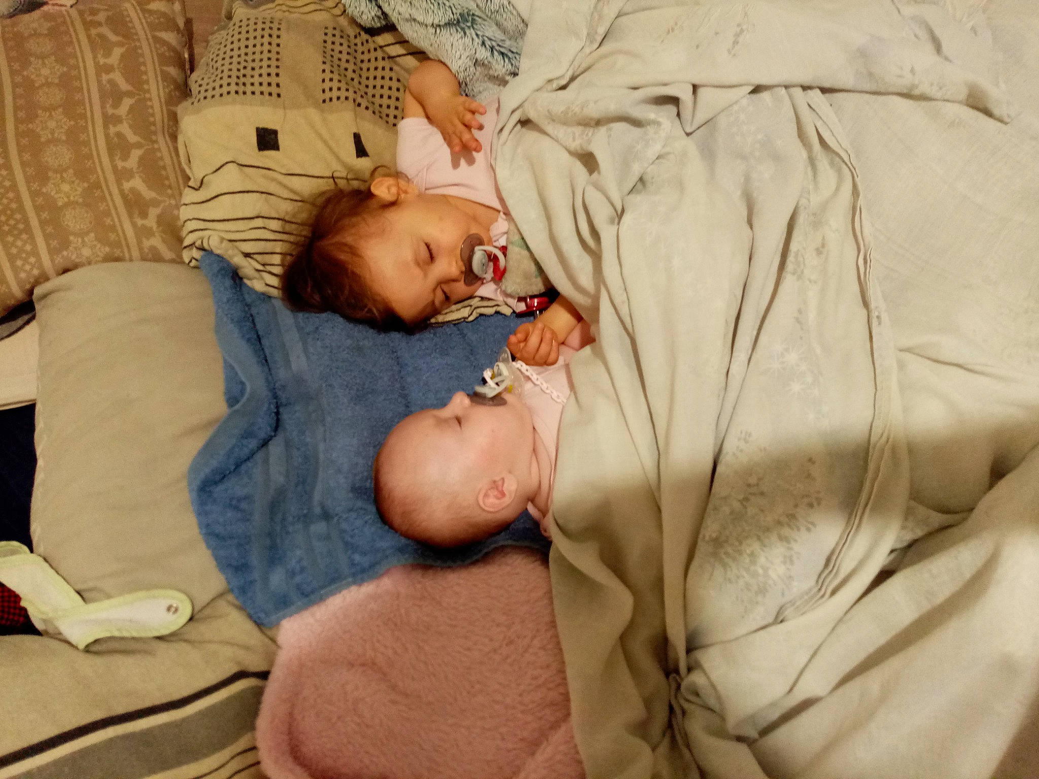 Prudence Bc a rejoint le concours — aidez-le/la à gagner de superbes lots ! baby, baby_products, baby_sleeping, baby_toddler_clothing, bedtime, child, comfort, hat, linens, nap, person, room, sitting, sleep, sleeve, toddler