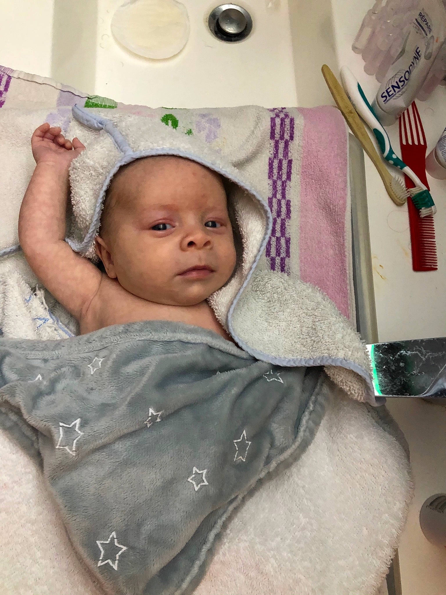 Theo a rejoint le concours — aidez-le/la à gagner de superbes lots ! baby, baby_products, baby_safety, baby_sleeping, baby_toddler_clothing, bedding, cheek, child, comfort, eyebrow, eyelash, happy, infant_bed, linens, person, pink, product, skin, textile, toddler