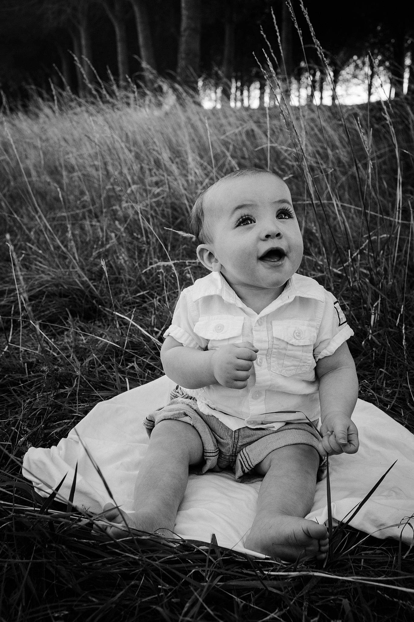 Richard a rejoint le concours — aidez-le/la à gagner de superbes lots ! baby, baby_toddler_clothing, black, black_and_white, eye, face, flash_photography, fun, grass, grass_family, happy, head, human_body, monochrome, monochrome_photography, people_in_nature, person, photograph, style, toddler