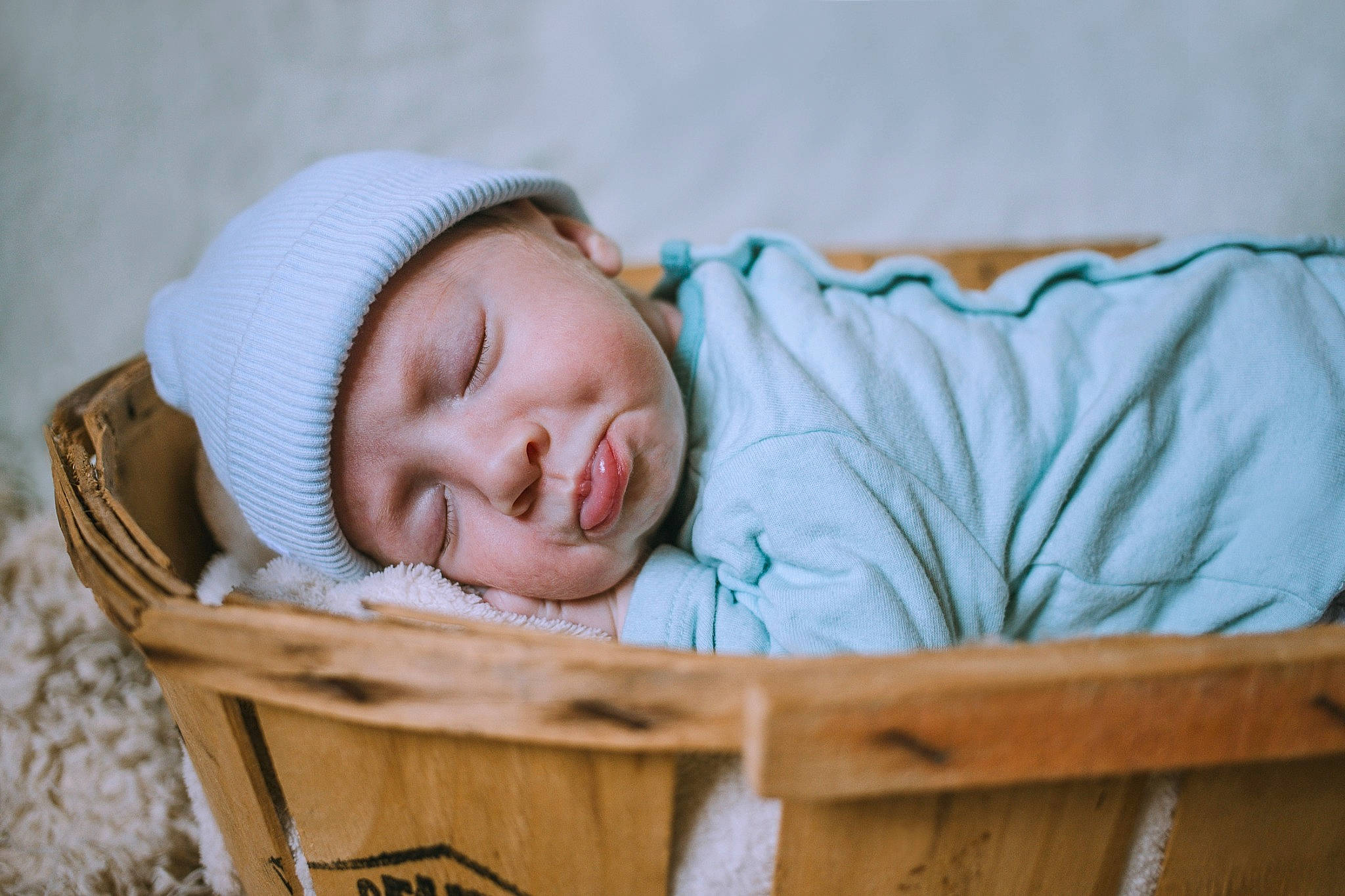 Richard participe au concours pour gagner de l'argent avec cette photo : baby, baby_products, baby_safety, baby_sleeping, baby_toddler_clothing, bedtime, child, comfort, grass, hat, headgear, headwear, infant_bed, linens, person, portrait_photography, product, room, sitting, skin