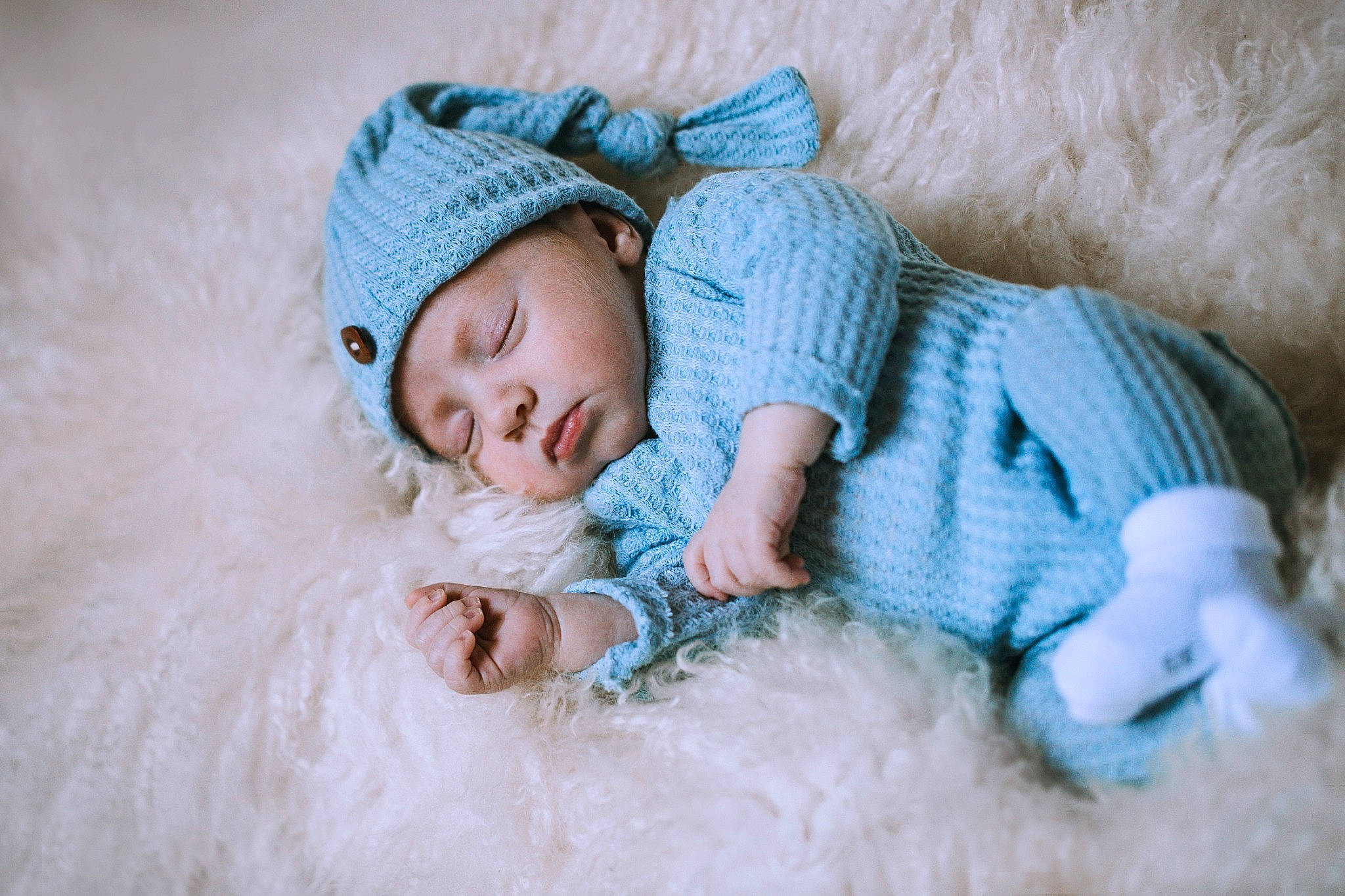 Richard participe au concours pour gagner de l'argent avec cette photo : baby, baby_sleeping, baby_toddler_clothing, bedding, bedtime, child, comfort, electric_blue, eye, fur, grass, grey, head, headwear, knit_cap, linens, person, portrait_photography, sleeve, textile