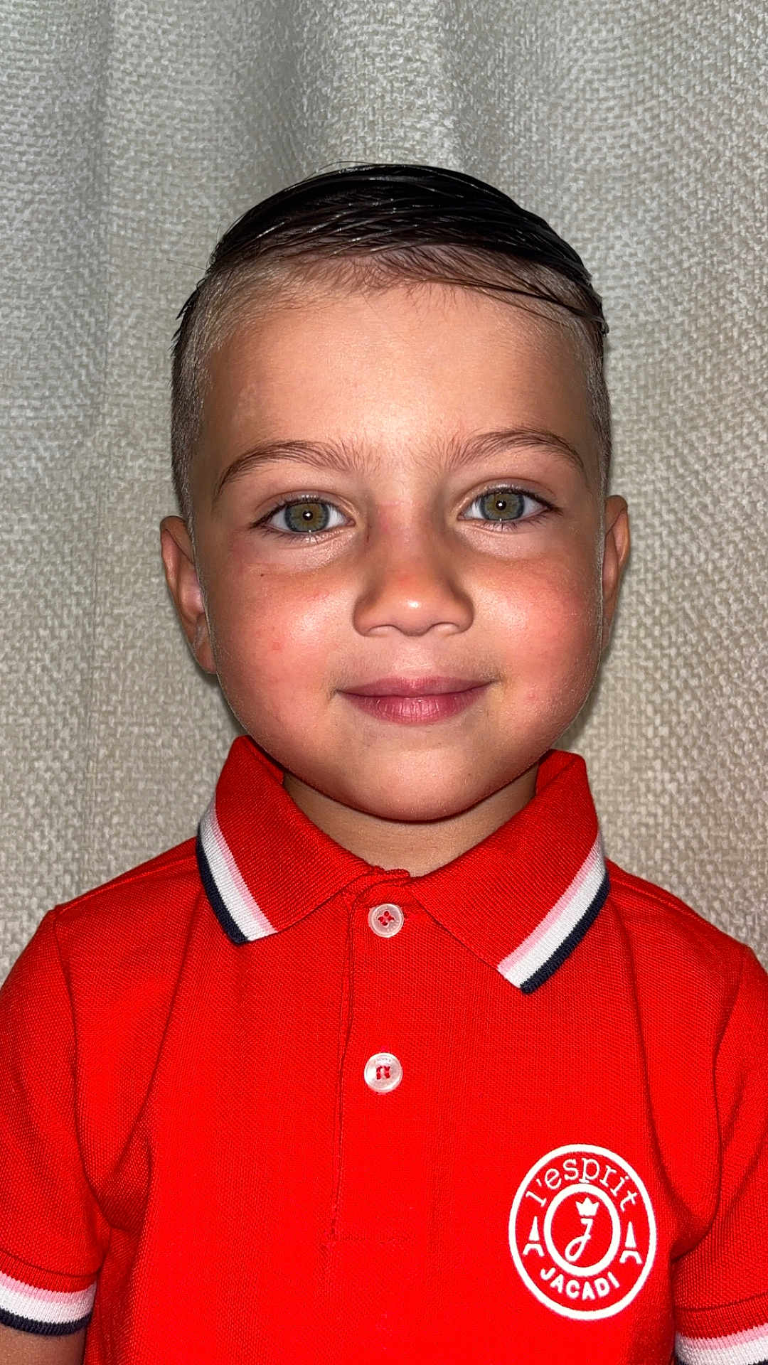 Nael a rejoint le concours — aidez-le/la à gagner de superbes lots ! child, boy, portrait, smile, red_shirt, polo_shirt, face, eyes, hair, button, collar, background, texture, casual, fashion, front_view, young, happy, indoor, person