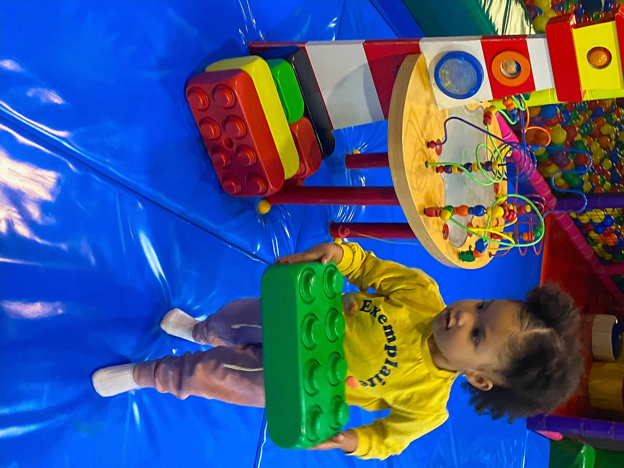 Arya a rejoint le concours — aidez-le/la à gagner de superbes lots ! child, electric_blue, fun, games, happy, kindergarten, leisure, logo, person, play, recreation, shorts, t_shirt, toddler, world, yellow