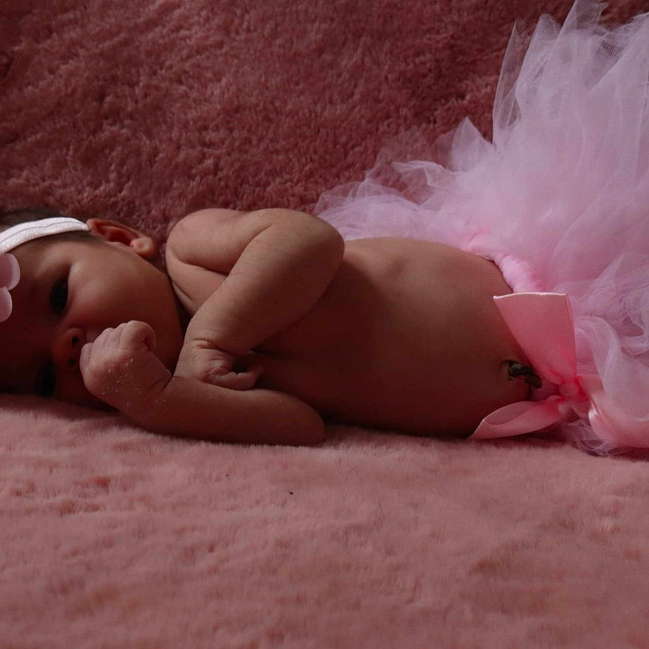 Lyana a rejoint le concours — aidez-le/la à gagner de superbes lots ! adorable, baby, child, cute, cuteness, delicate, flower, hand, headband, indoors, infant, lying_down, newborn, pink, portrait, resting, skin, sleepy, soft_texture, tutu