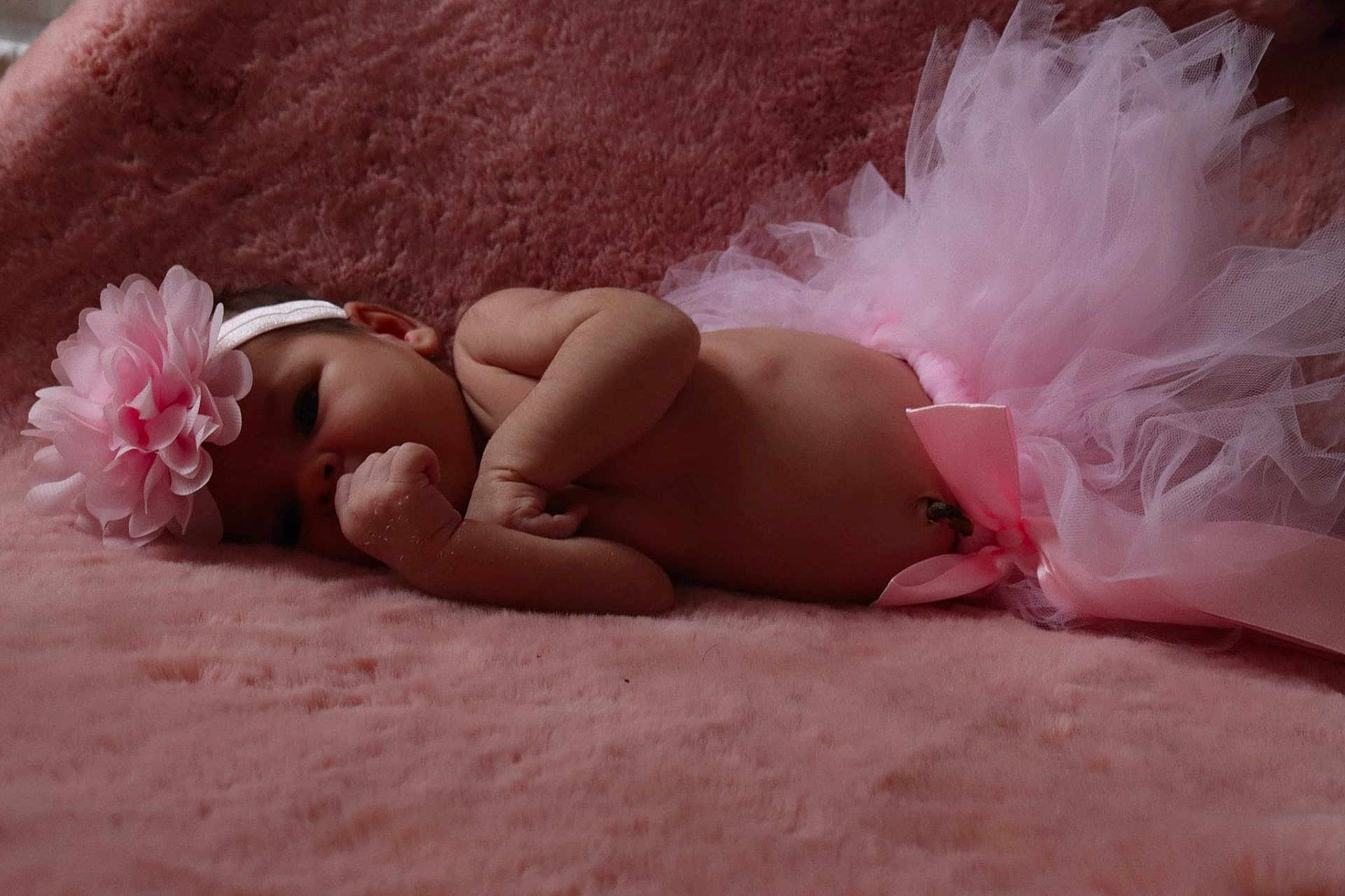 Lyana a rejoint le concours — aidez-le/la à gagner de superbes lots ! baby, infant, pink, tutu, headband, flower, cute, lying_down, soft_texture, skin, newborn, adorable, portrait, child, sleepy, hand, cuteness, delicate, resting, indoors