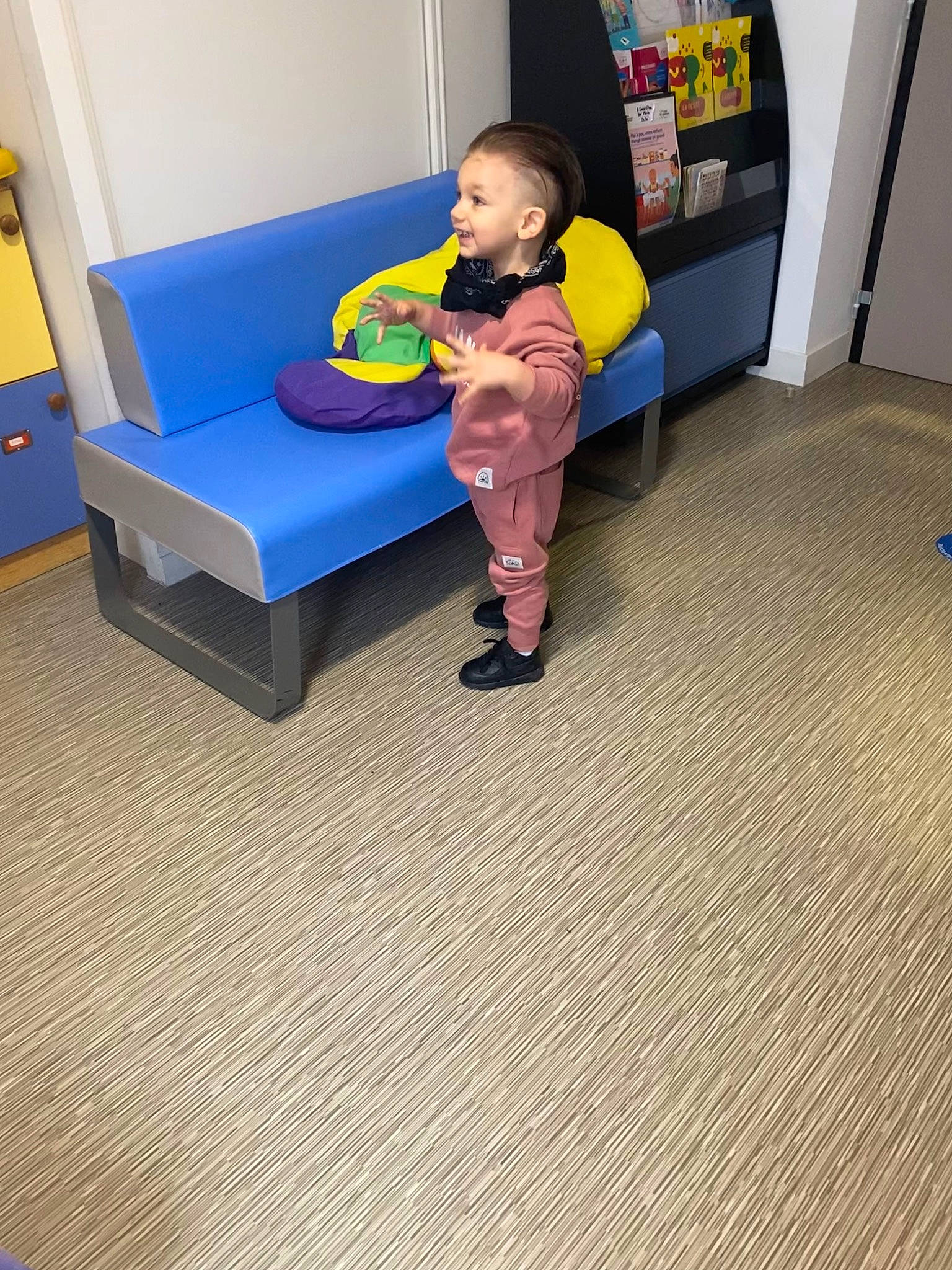 David Gabriel a rejoint le concours — aidez-le/la à gagner de superbes lots ! baby, baby_toddler_clothing, carpet, child, comfort, electric_blue, floor, flooring, fun, furniture, hardwood, human_leg, interior_design, leisure, person, play, room, sitting, toddler, wood