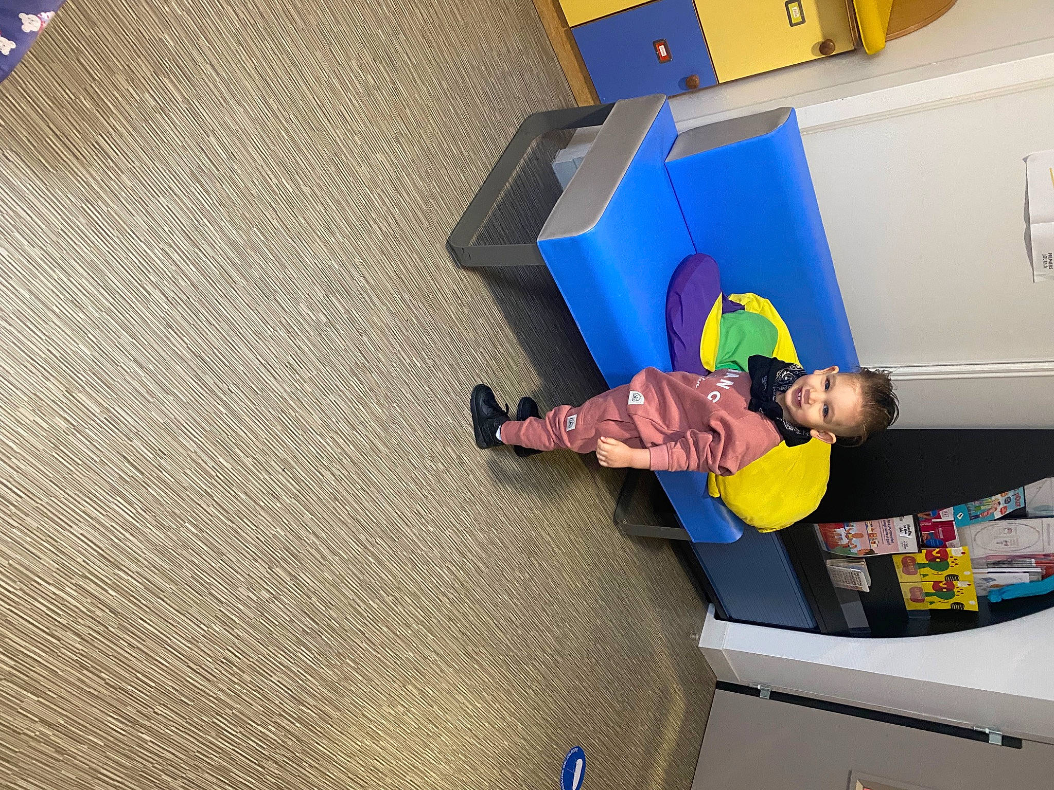 David Gabriel a rejoint le concours — aidez-le/la à gagner de superbes lots ! blue, child, electric_blue, engineering, floor, flooring, fun, joy, machine, person, plastic, play, recreation, room, t_shirt, toddler