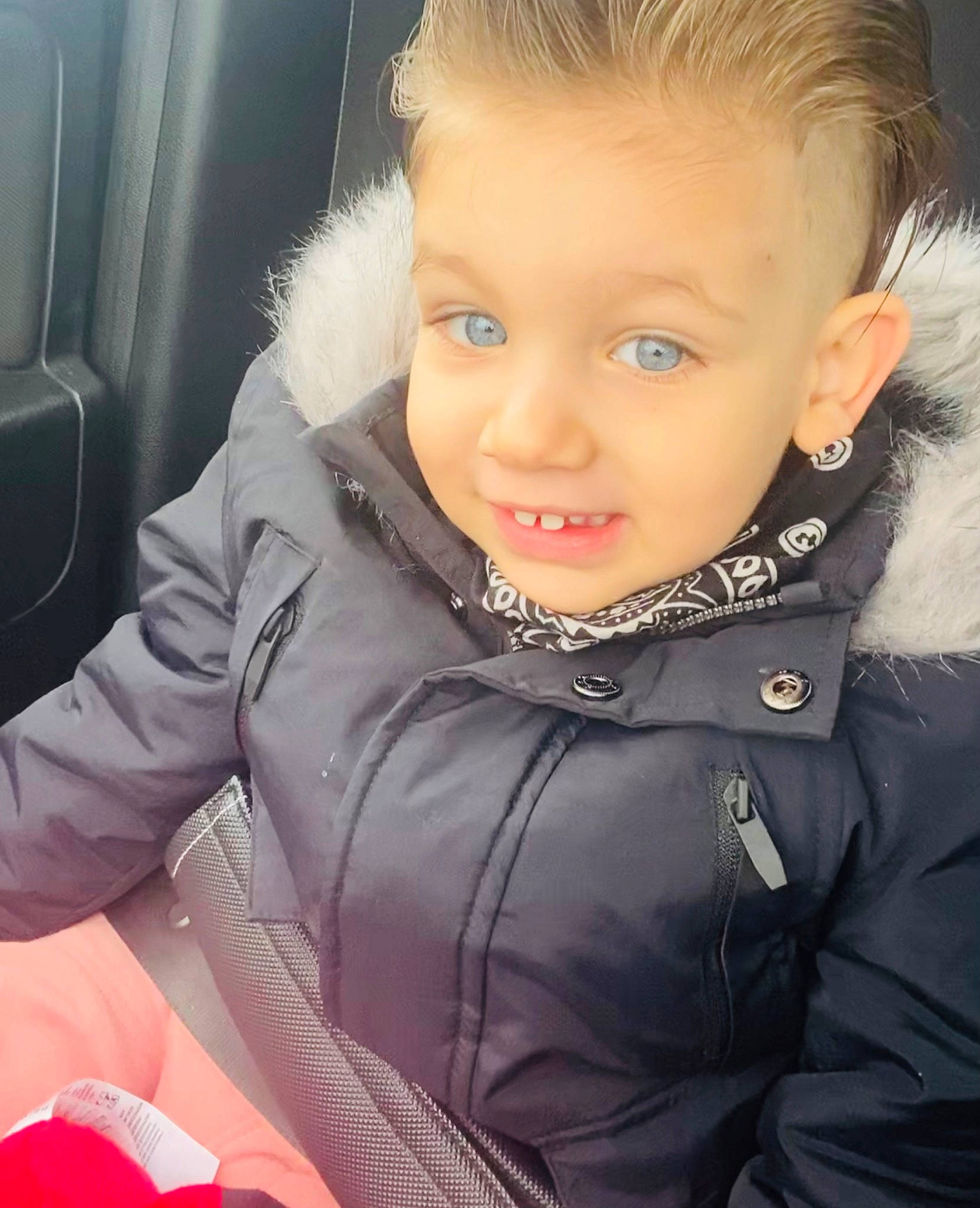 David Gabriel participe au concours pour gagner de l'argent avec cette photo : beauty, cheek, comfort, cool, electric_blue, eyebrow, eyelash, flash_photography, happy, human_body, iris, jacket, lip, mouth, neck, nose, outerwear, person, sleeve, smile