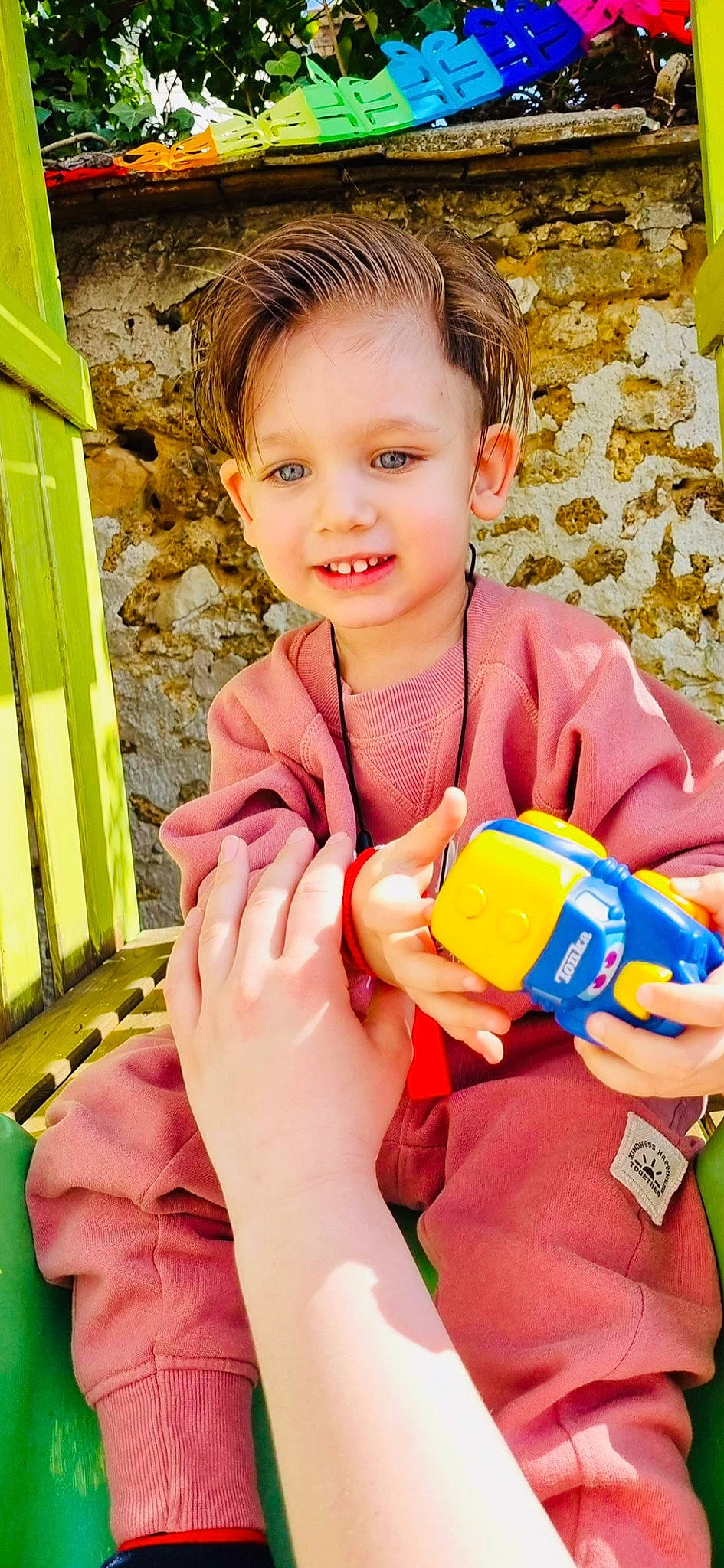 David a rejoint le concours — aidez-le/la à gagner de superbes lots ! baby_playing_with_toys, baby_toddler_clothing, child, eye, facial_expression, finger, fun, hand, happy, head, iris, joy, nail, orange, people_in_nature, person, pink, skin, smile, thumb