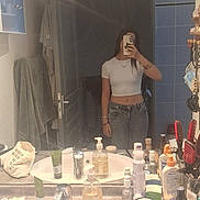 Elisounette participe au concours pour gagner de l'argent avec cette photo : mirror, selfie, bathroom, person, crop_top, jeans, toiletries, sink, faucet, soap_dispenser, mirror_reflection, bracelets, necklace, phone, hand, door, towel, cabinet, countertop, hair_brush
