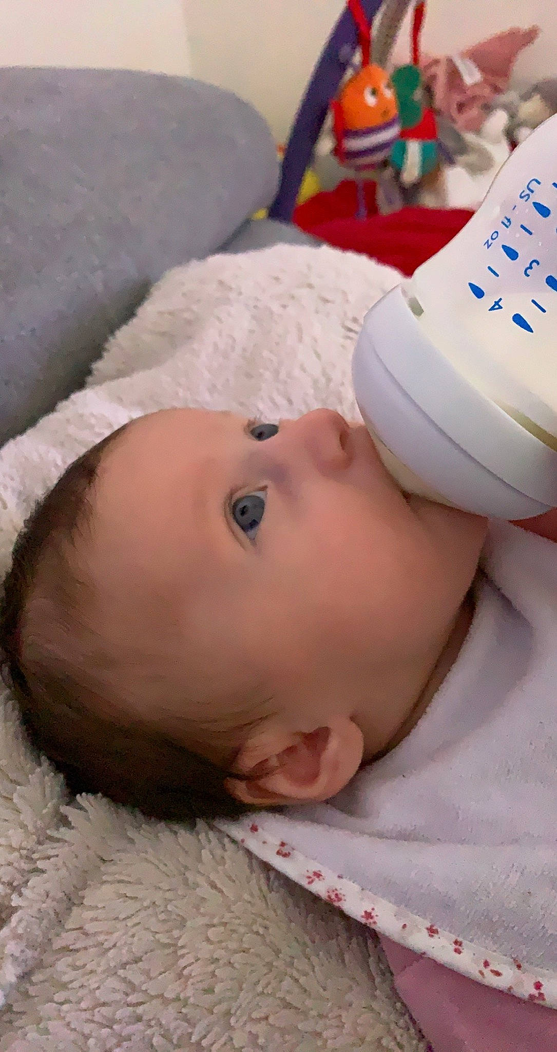 Romy participe au concours pour gagner de l'argent avec cette photo : baby, baby_toddler_clothing, carmine, cheek, child, clothing, comfort, drinkware, elbow, eyelash, face, fur, hat, headgear, lip, mouth, nose, person, skin, sleeve