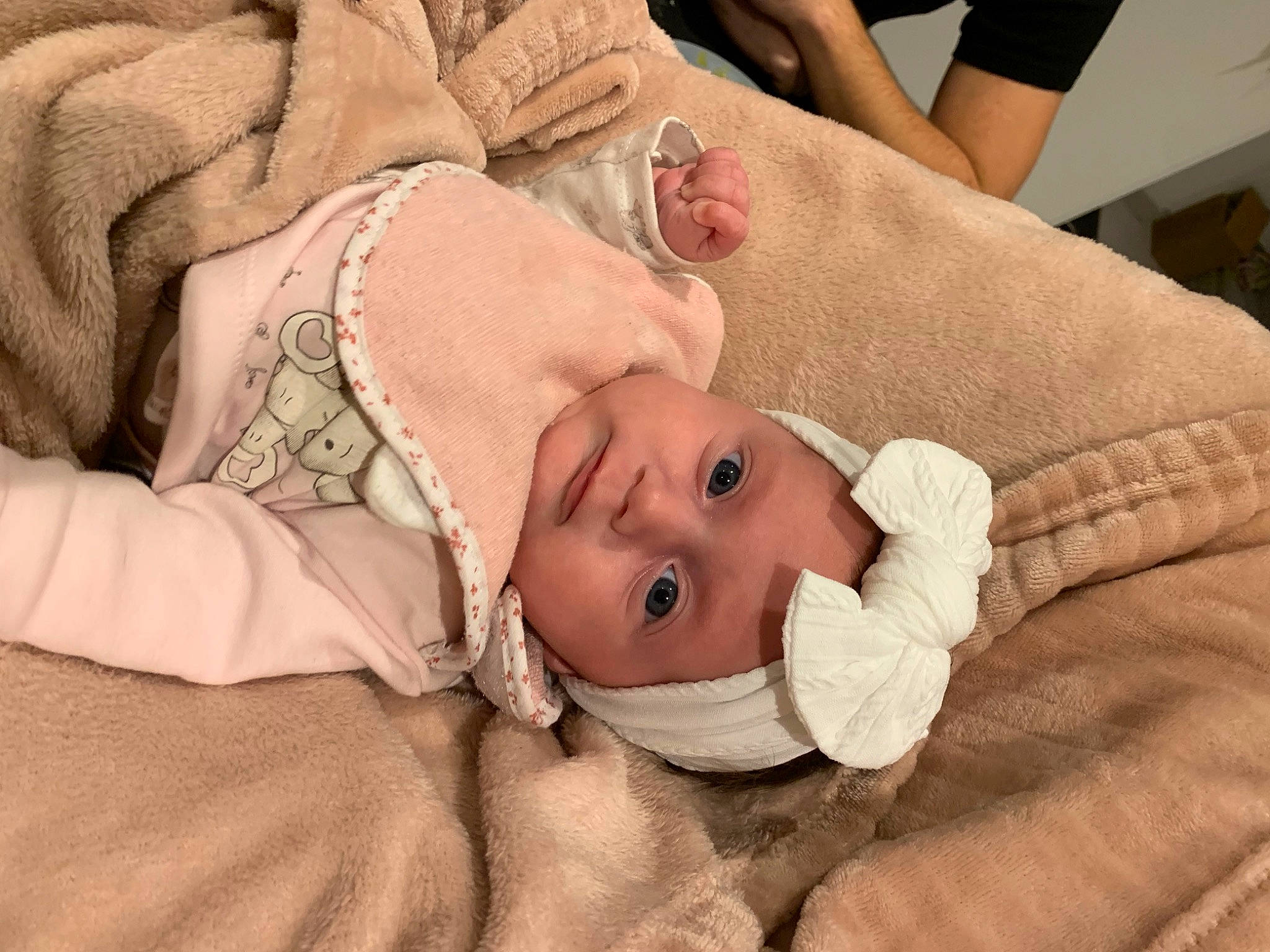 Romy participe au concours pour gagner de l'argent avec cette photo : abdomen, arm, baby, baby_toddler_clothing, bedding, cheek, child, comfort, eye, eyelash, hat, headwear, hospital, linens, mouth, nose, person, room, shorts, skin