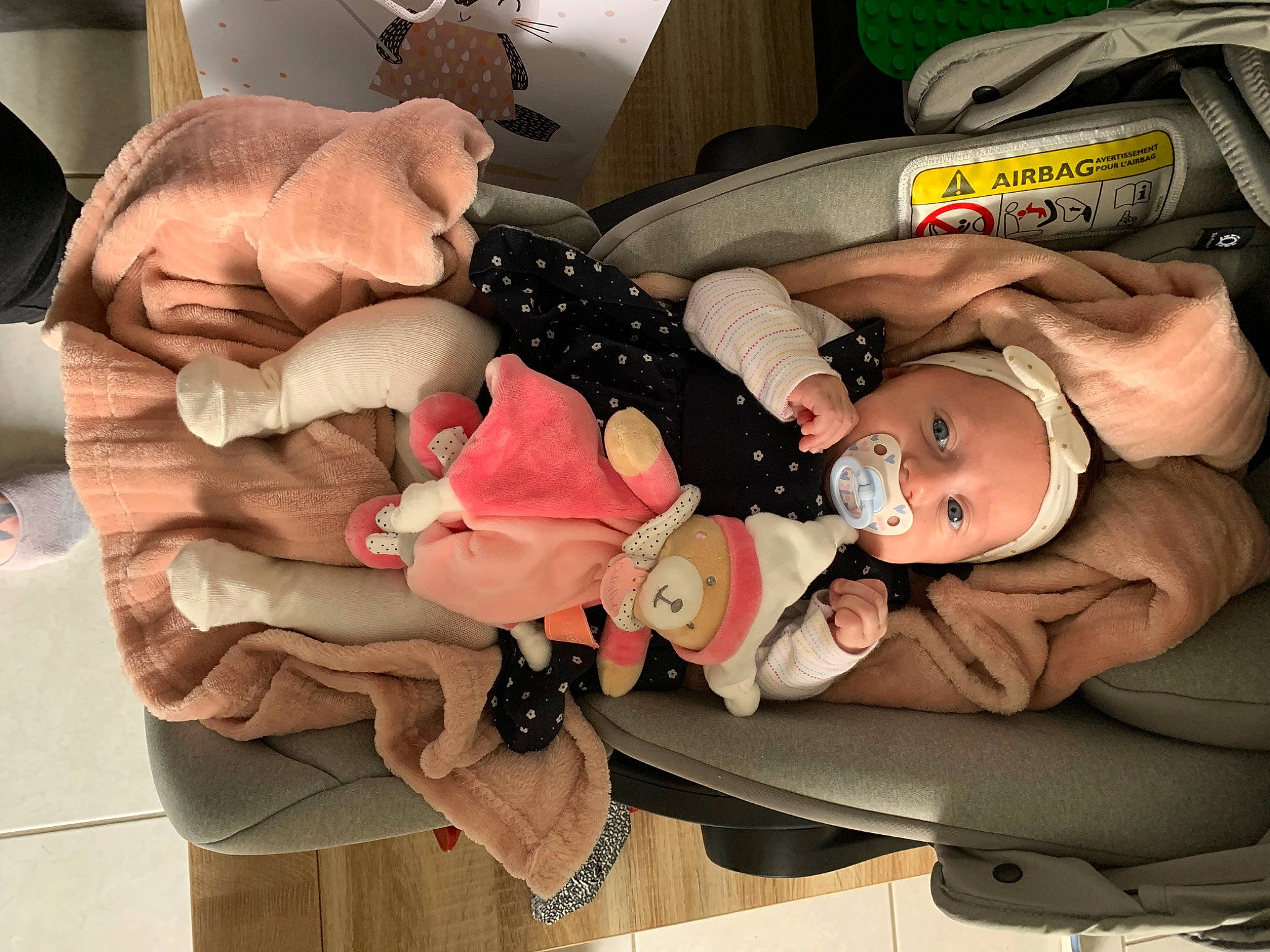 Romy participe au concours pour gagner de l'argent avec cette photo : baby, baby_products, bag, car_seat, child, comfort, eyewear, finger, flesh, fur, headwear, joint, lap, nail, person, thigh, thumb, toy, wrist