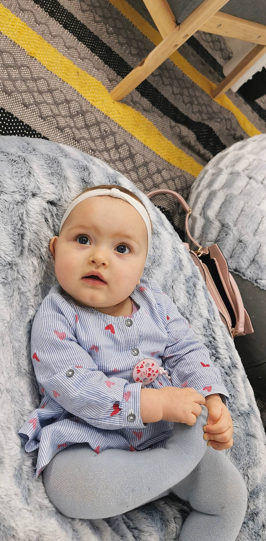 Jessica a rejoint le concours — aidez-le/la à gagner de superbes lots ! automotive_tire, baby, baby_toddler_clothing, cheek, child, chin, comfort, eye, grey, head, headgear, headwear, human_body, lip, nose, pattern, person, skin, sleeve, textile