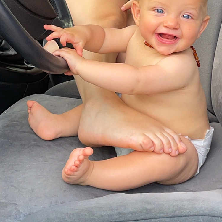 Sacha participe au concours pour gagner de l'argent avec cette photo : ankle, baby, bodypart, car, car_interior, carseat, clothing, cushion, face, finger, hand, head, homedecor, person, photography, portrait, shorts, sitting, transportation, vehicle