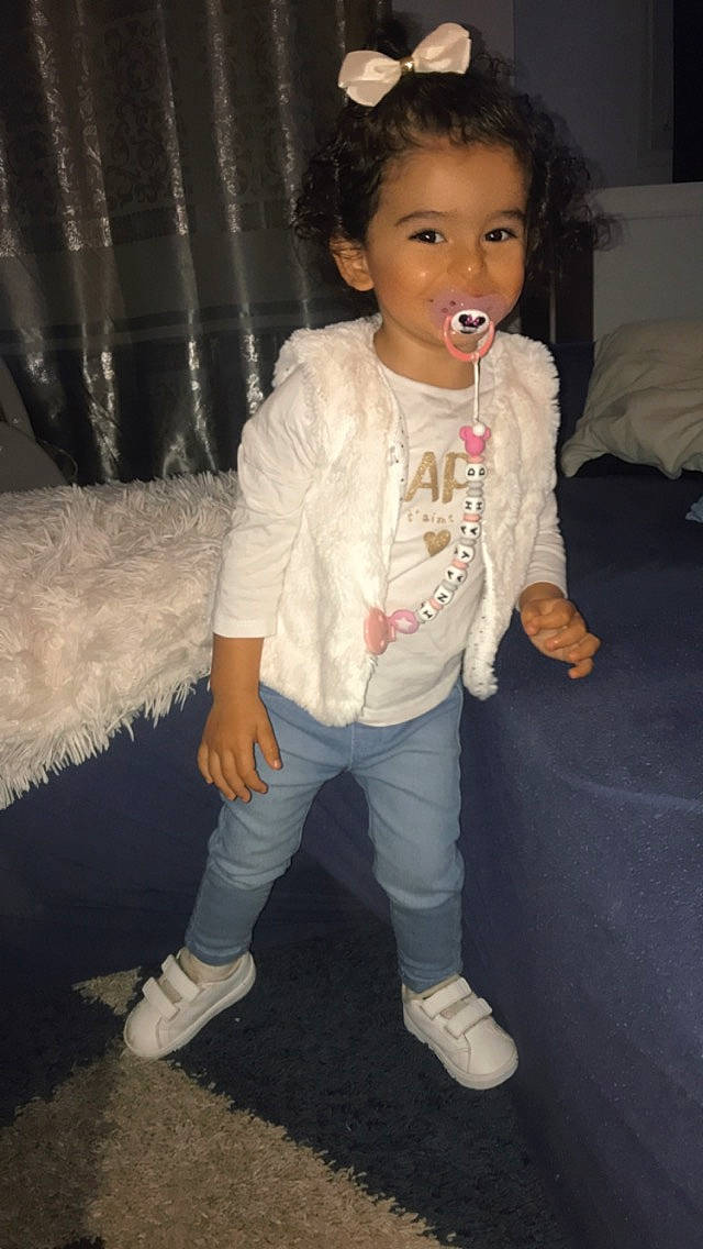 Inayah participe au concours pour gagner de l'argent avec cette photo : child, outerwear, person, shoe, standing, toddler